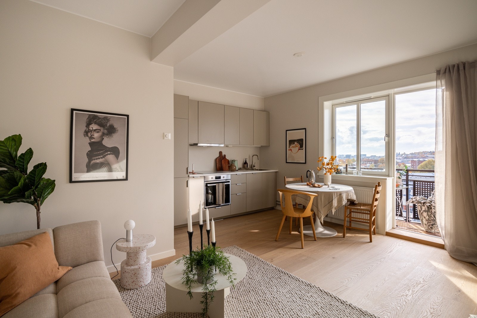 Dette kjøkkenet kombinerer moderne løsninger og estetikk med praktiske funksjoner, perfekt tilpasset daglig bruk. Galleribilde