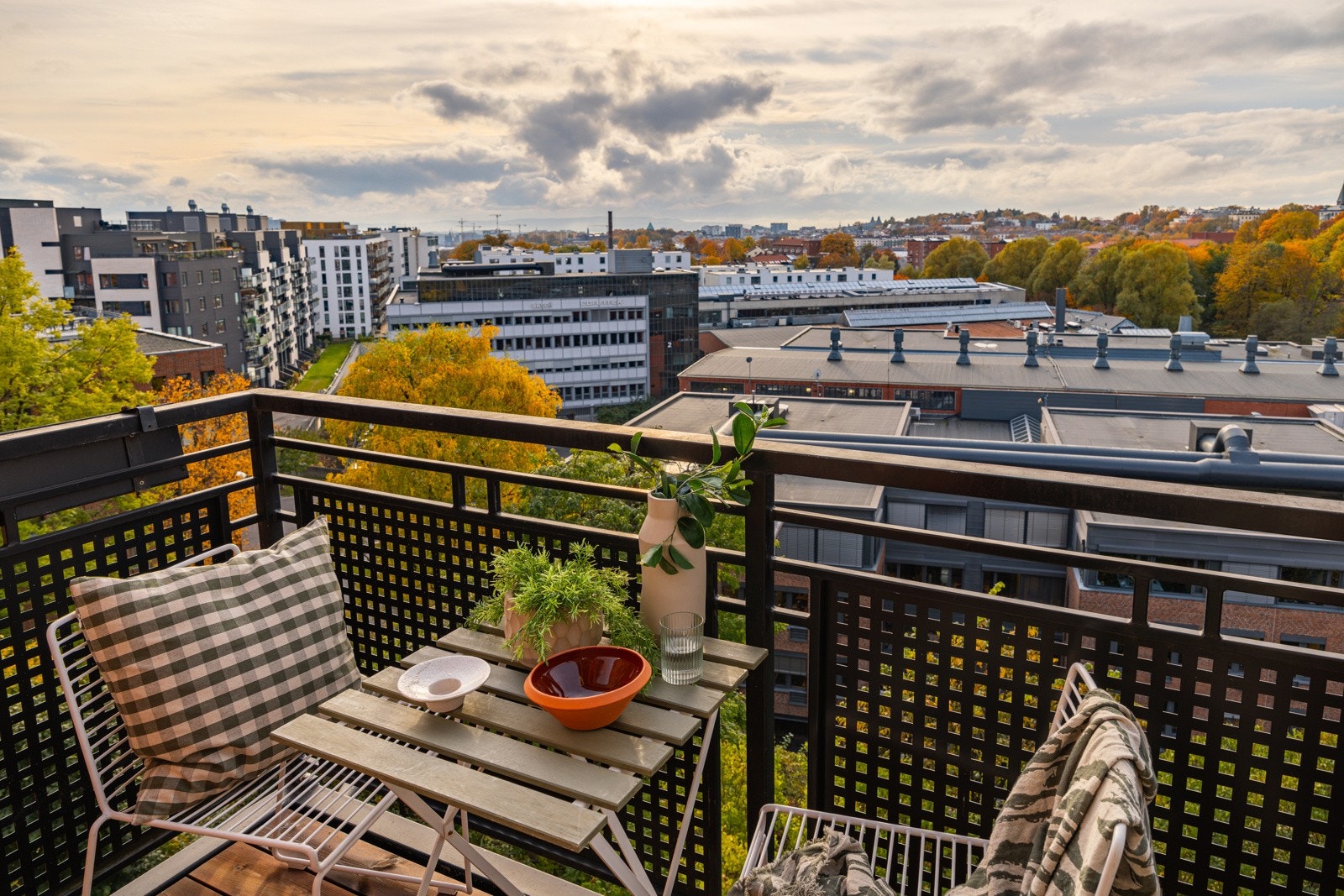 Fra stuen har du direkte utgang til den sydvestvendte balkongen, som gir en sømløs overgang mellom inne- og uterom. Galleribilde