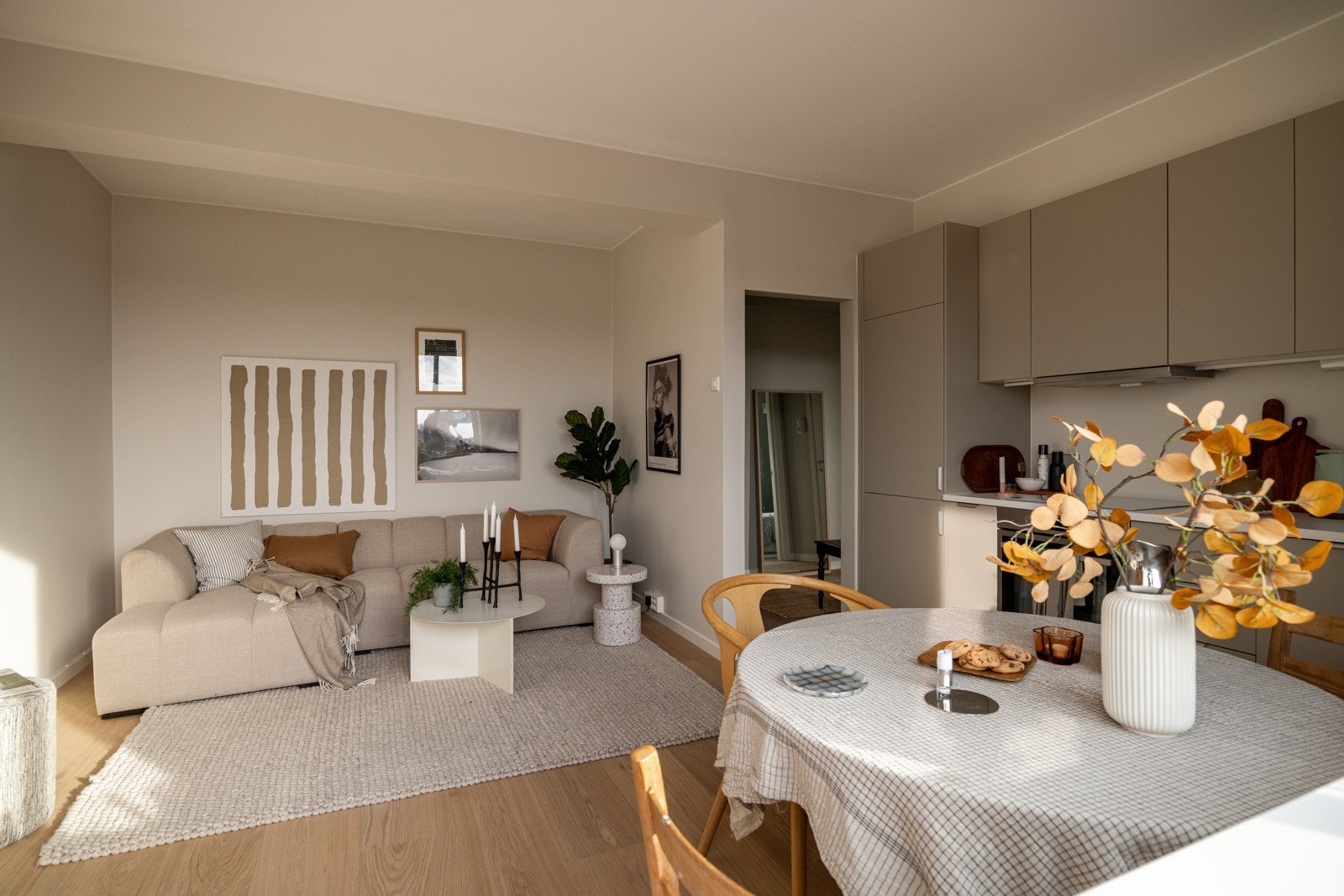 Stuen fremstår som lys og innbydende med store vindusflater som slipper inn rikelig med naturlig lys. Rommet har en åpen løsning mot kjøkkenet, noe som gir en romslig og sosial atmosfære. Galleribilde