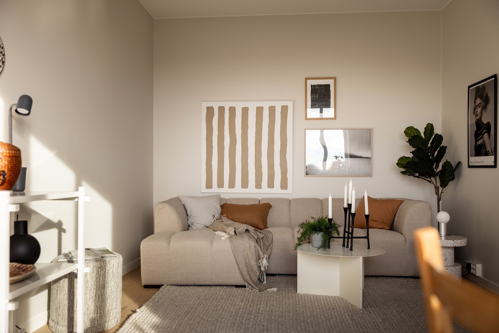 Den lyse fargepaletten på veggene og enstavs herdet eikegulv skaper et moderne og tidløst uttrykk som lett kan tilpasses ulike innredningsstiler. Galleribilde