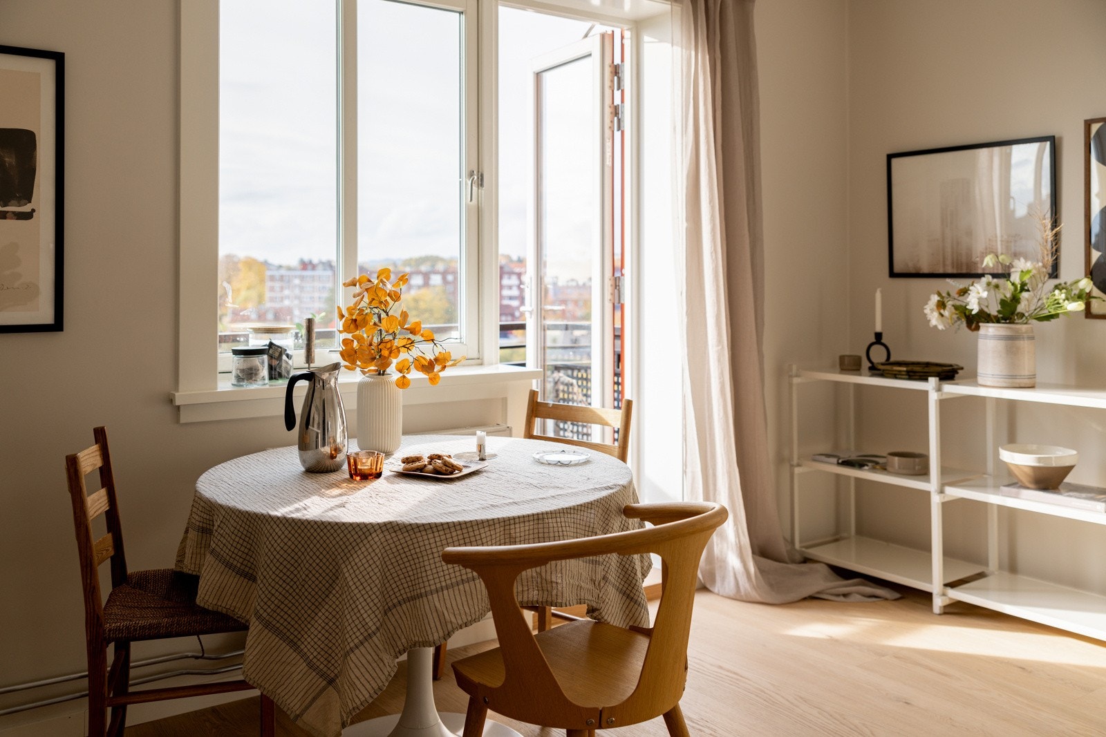 I forlengelse av kjøkkenet finner du en hyggelig spiseplass ved vinduet, med god plass til et lite spisebord. Her kan du nyte måltidene med utsikt og godt lysinnfall fra de store vinduene. Galleribilde