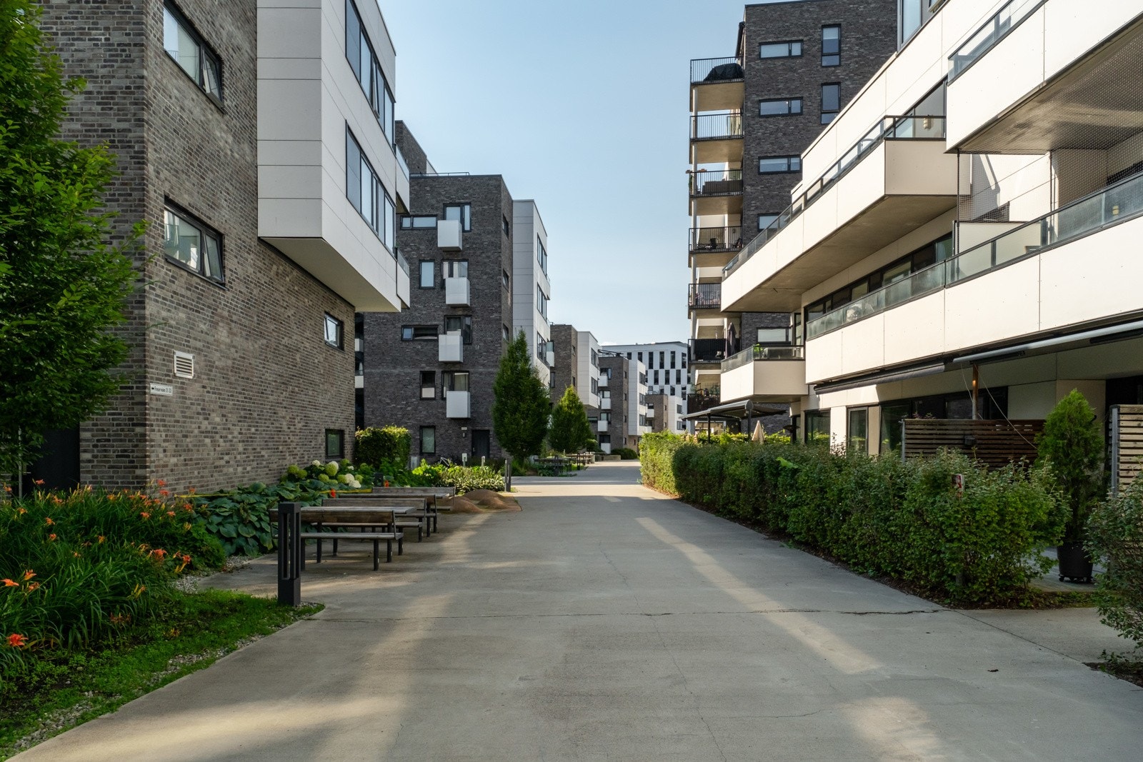 Pent opparbeidet område med både sittegrupper, lekeplasser og mye flott beplantning. Galleribilde