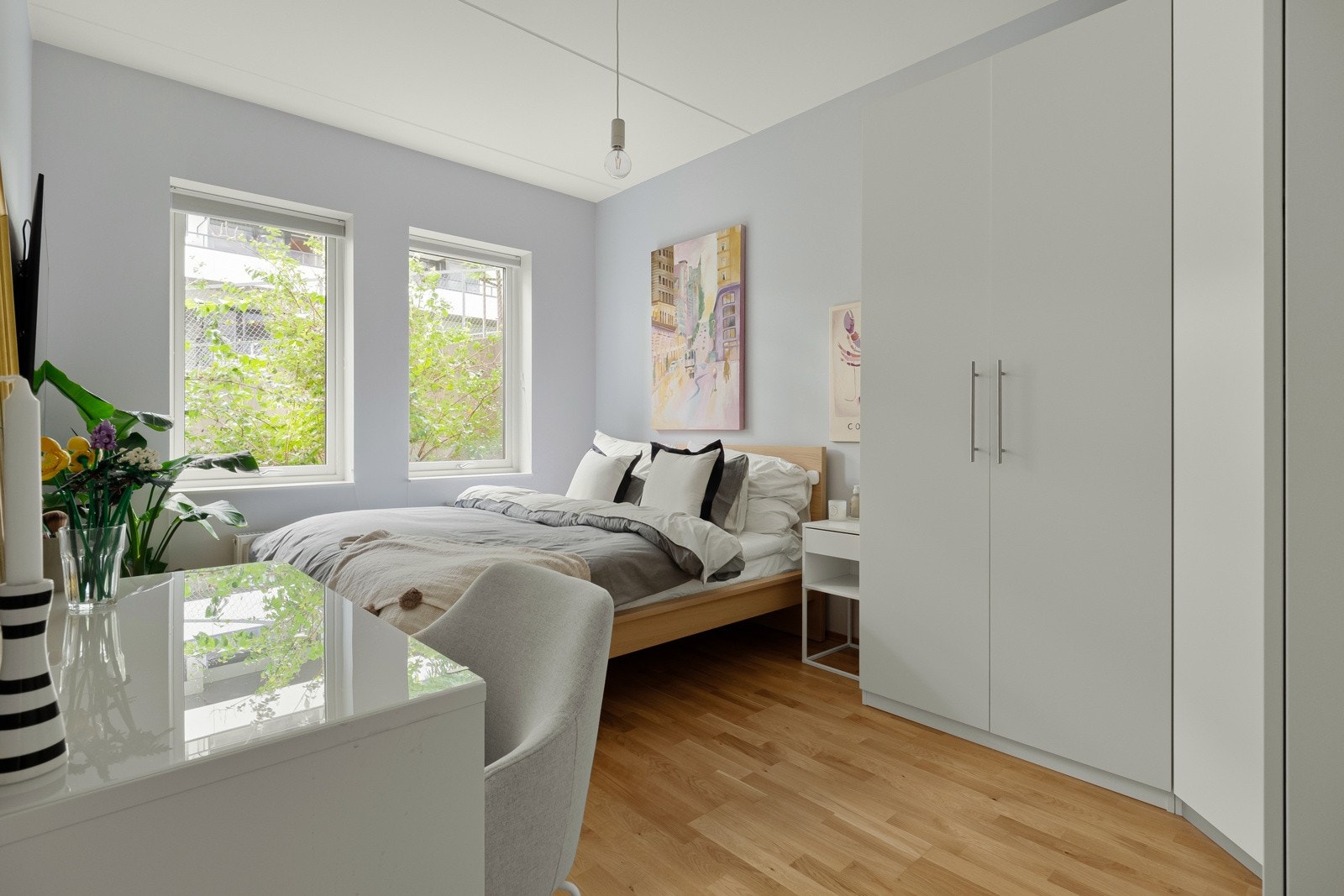 Hovedsoverommet er meget romslig, og du får både plass til den store sengen du alltid har ønsket deg og rikelig med garderobe. Galleribilde