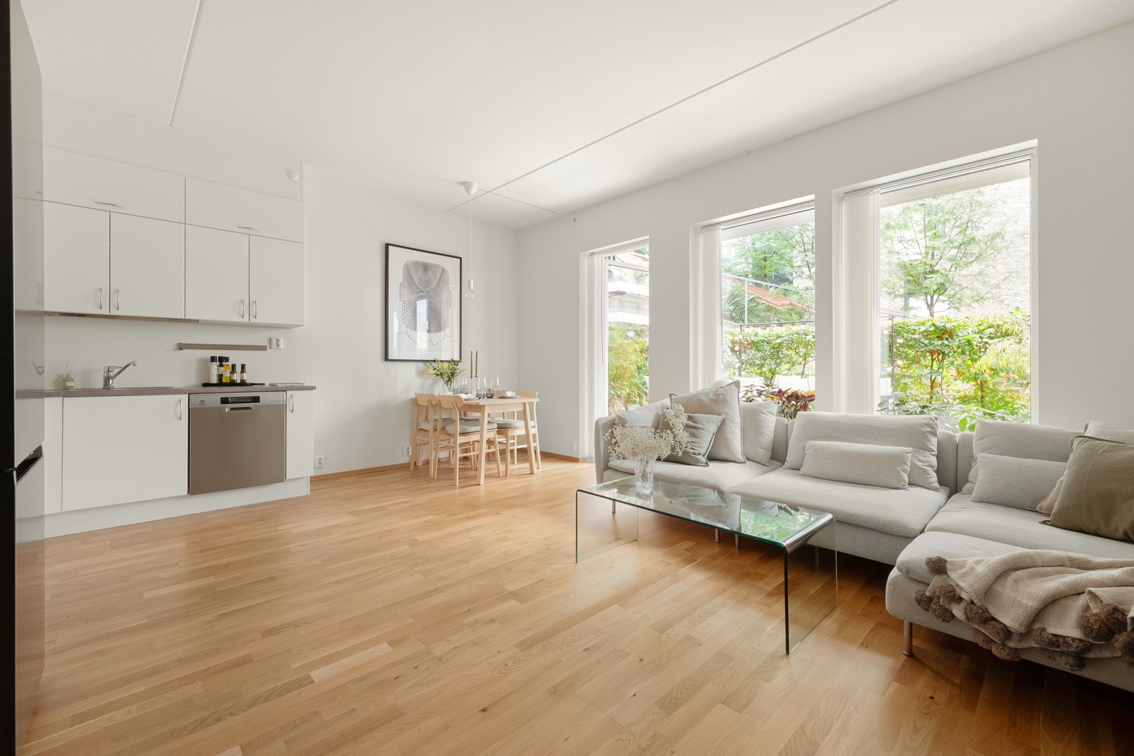 Vi tar turen videre inn i leiligheten, som er både lys og luftig. Galleribilde