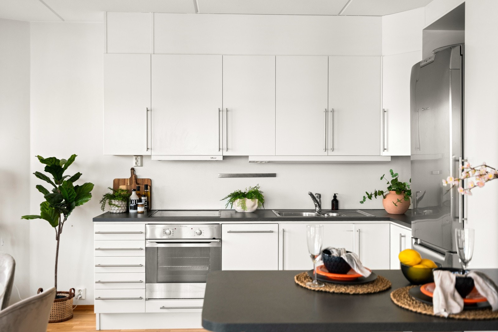 Her finner du integrert koketopp, stekeovn og oppvaskmaskin, samt kum med ettgreps blandebatteri. Galleribilde