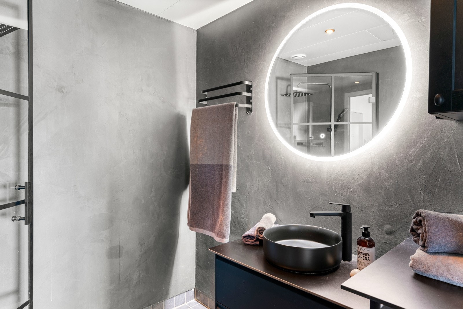 Badet ble oppgradert i 2023 og har fått et moderne uttrykk med mikrosement på fliser og ny baderomsinnredning. Galleribilde