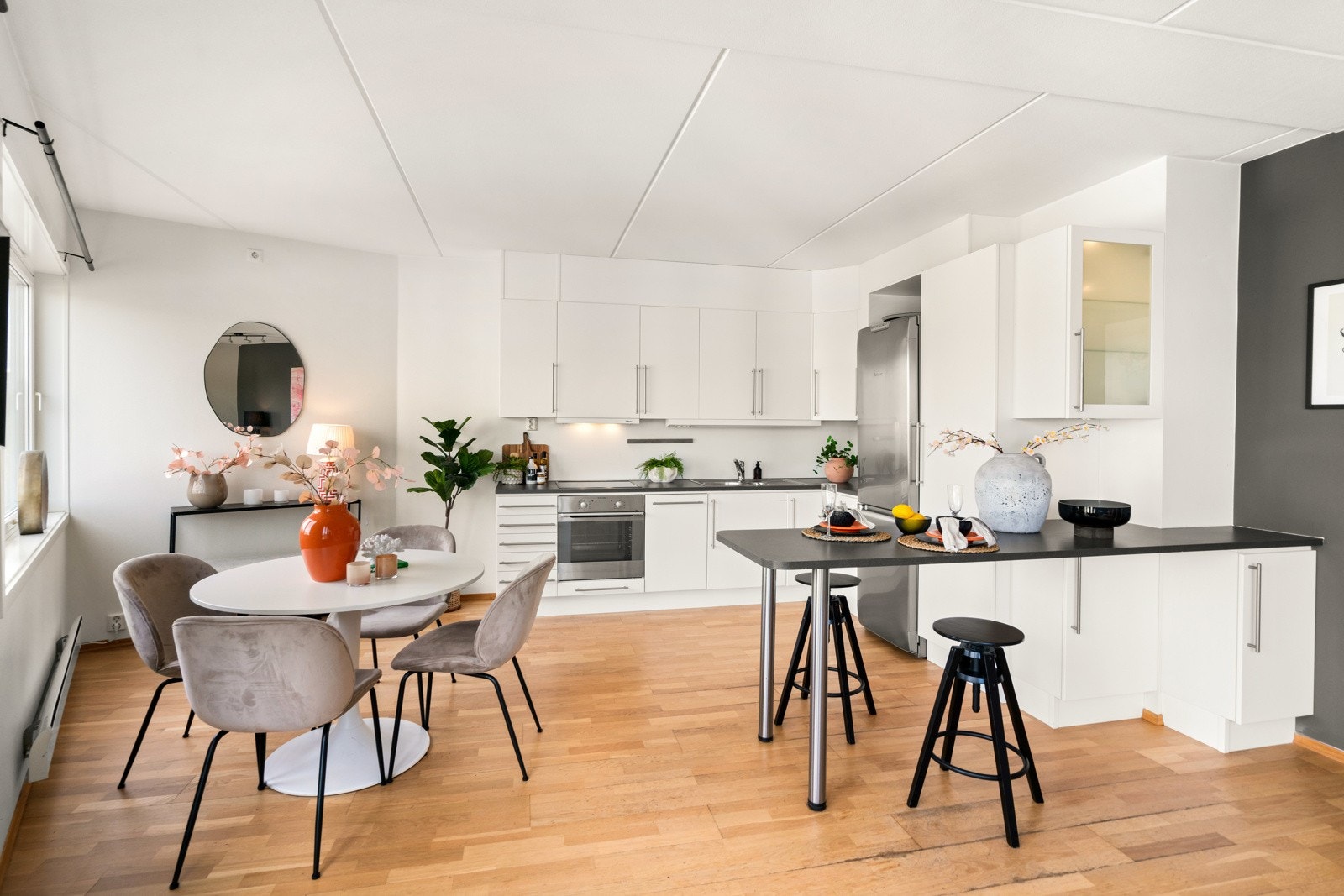 Kjøkkenet har moderne, glatte fronter og en laminert benkeplate som gir et stilrent uttrykk. Galleribilde