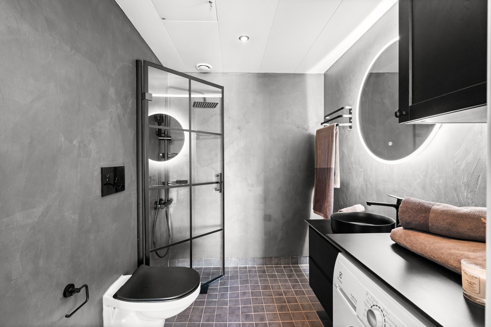 Romslig, flislagt bad med opplegg for vaskemaskin og varmekabler. Galleribilde