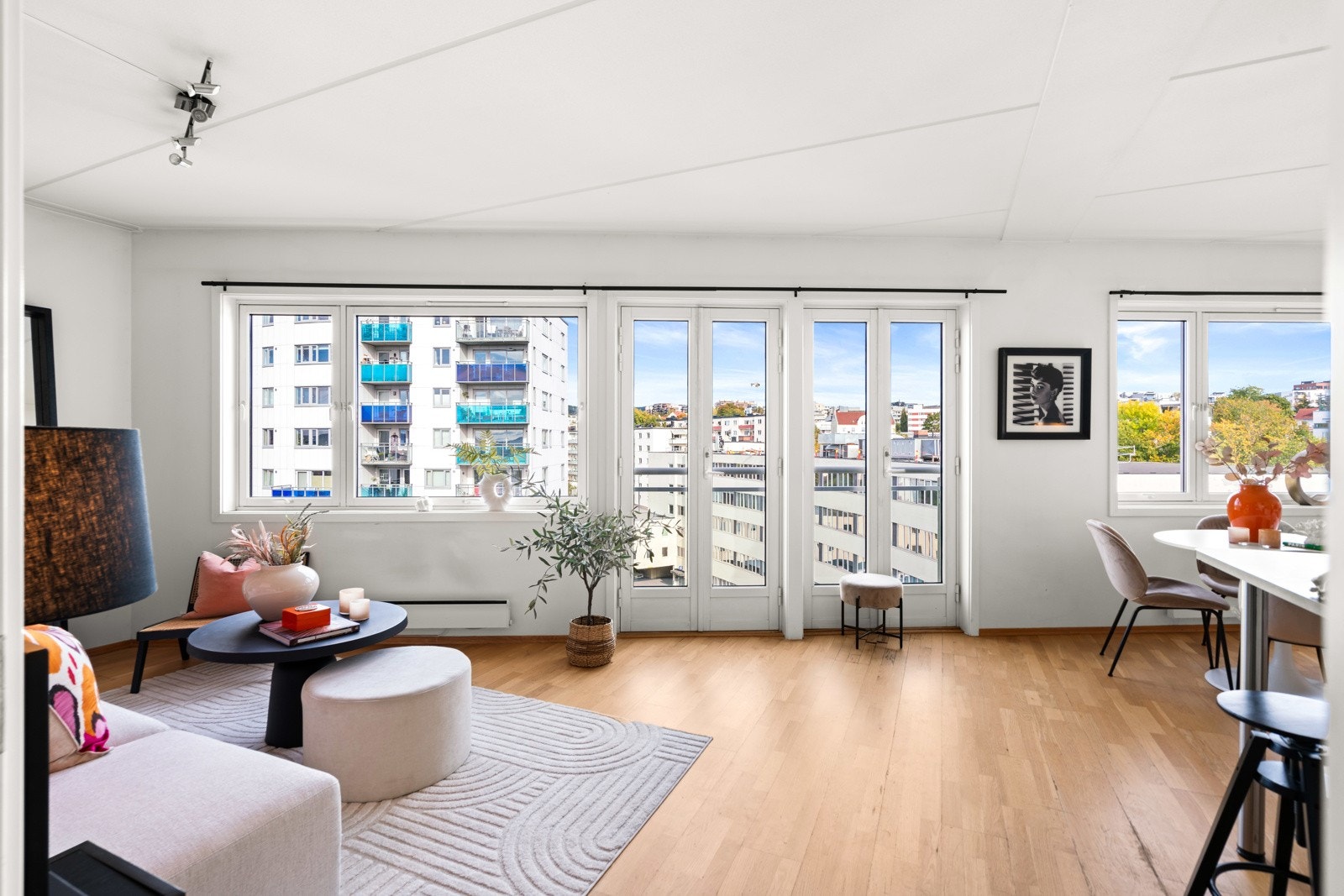 Flott fransk balkong og store vindusflater gir rikelig med naturlig sollys og bidrar til en luftig atmosfære. Galleribilde