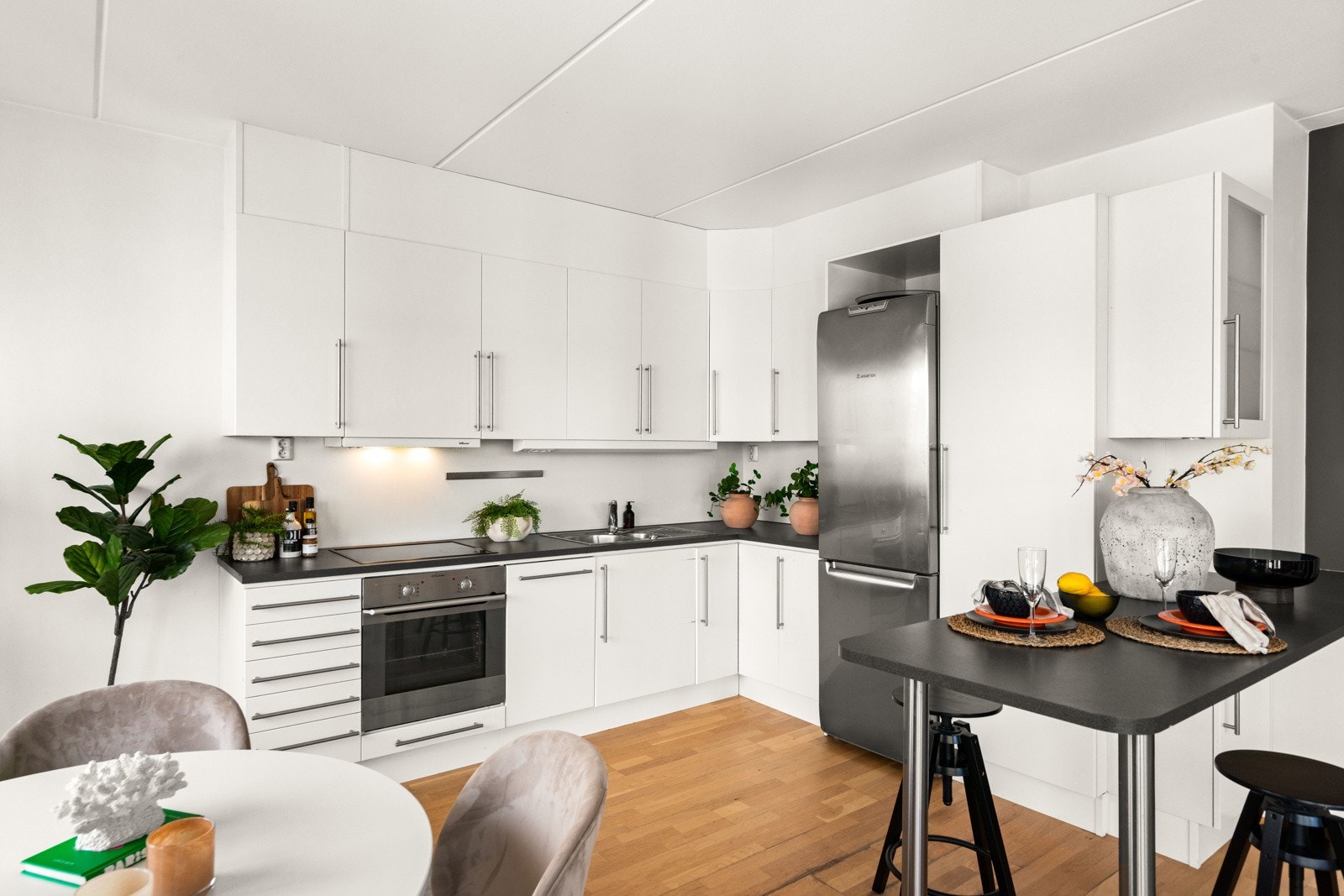 Praktisk kjøkkenøy gir et naturlig skille fra stuen, samtidig som det gir ytterligere med oppbevaring- og benkeplass. Galleribilde