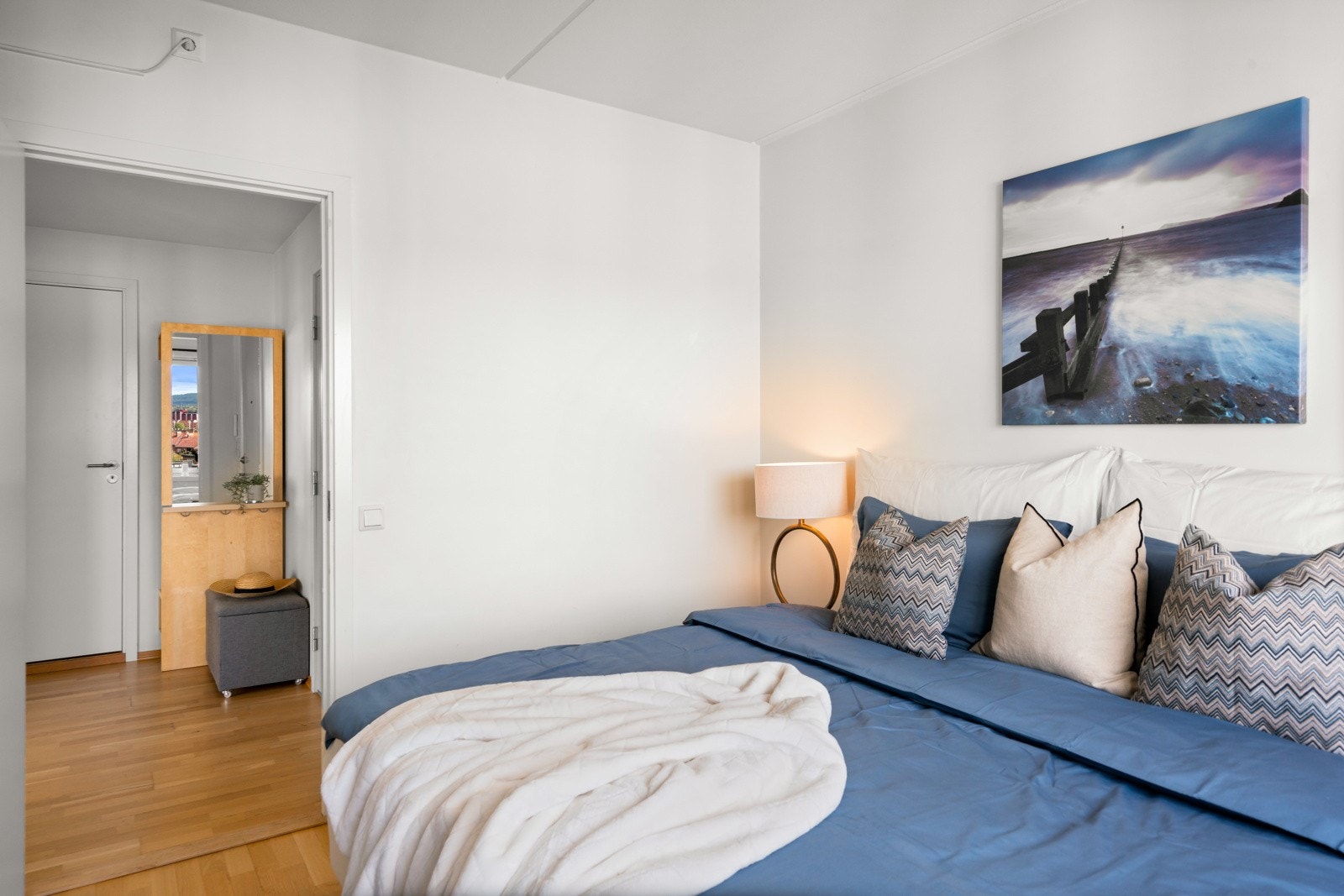 I tillegg er det en romslig skyvedørsgarderobe som gir god oppbevaringsplass for klær og sko. Galleribilde