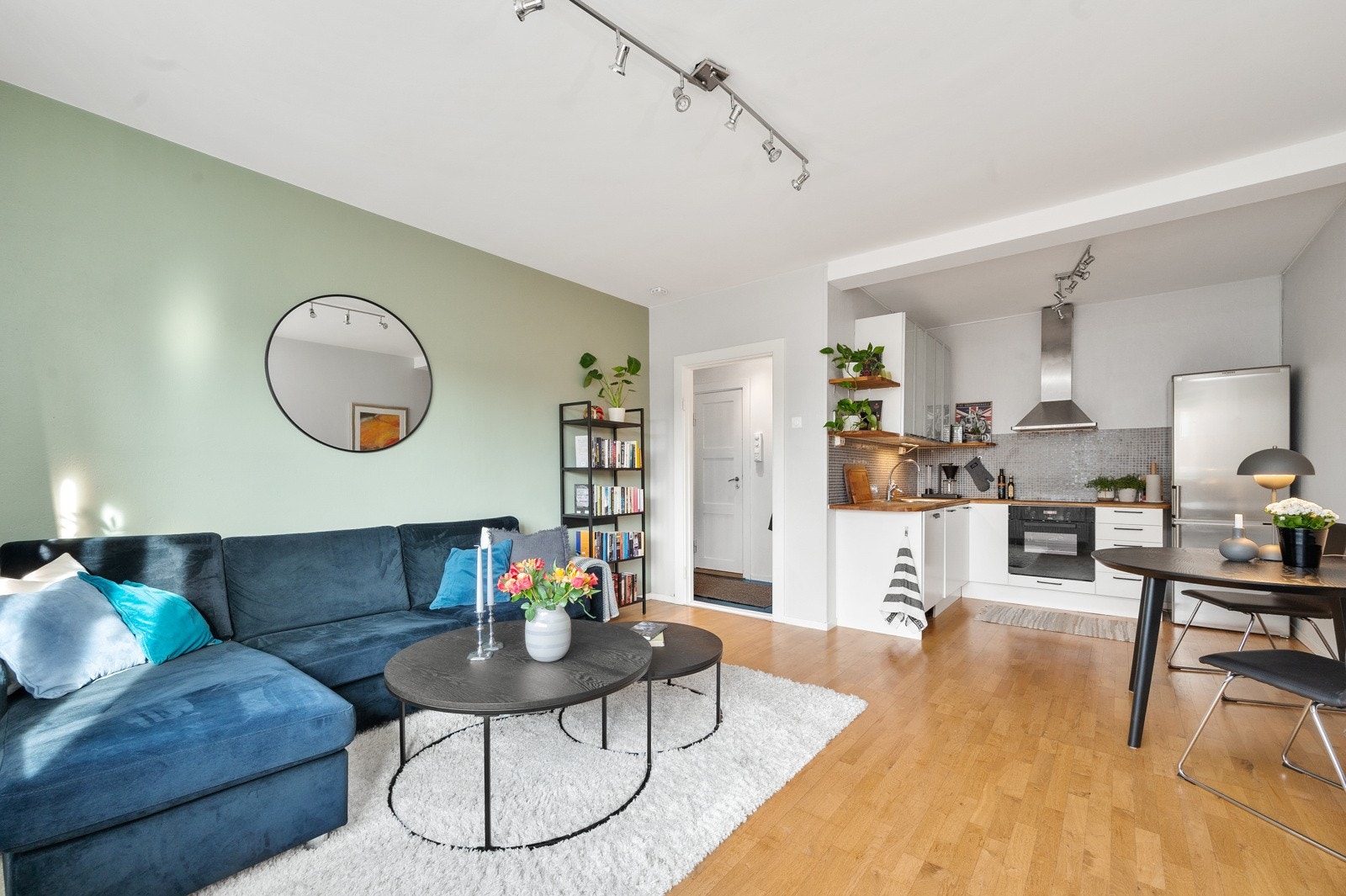 Stuen har en fin utforming med naturlige soner for sofagruppe og spisebord. Galleribilde