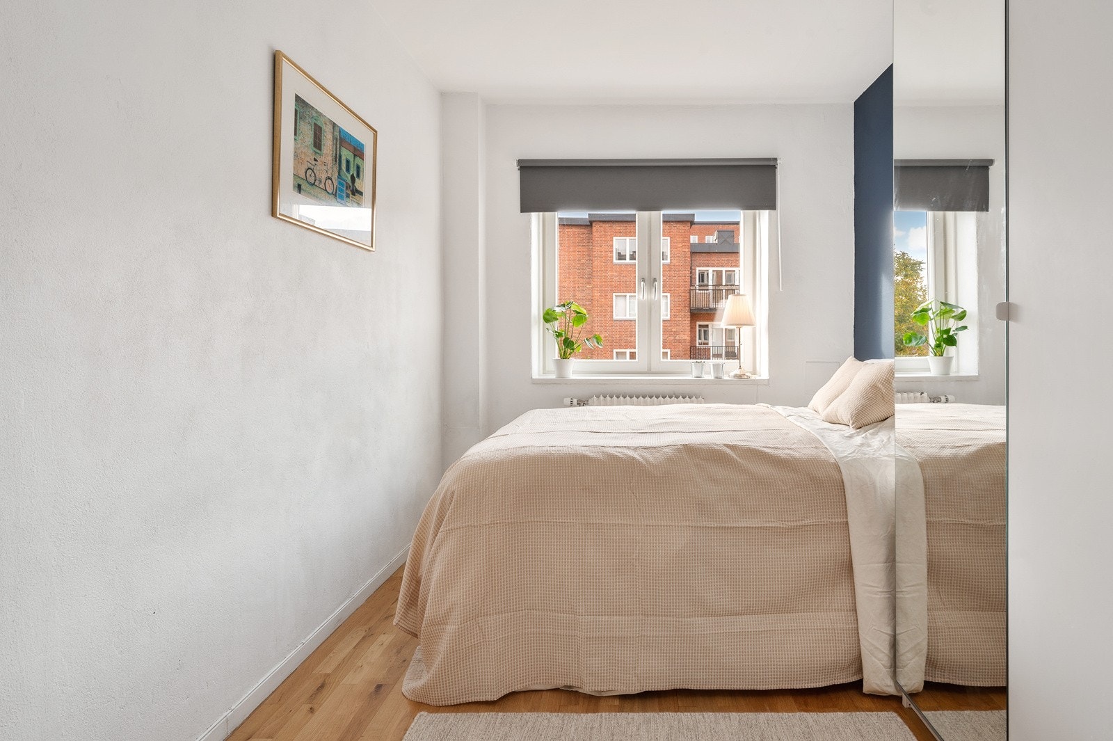 Romslig og lyst soverom med plass til dobbeltseng. Galleribilde