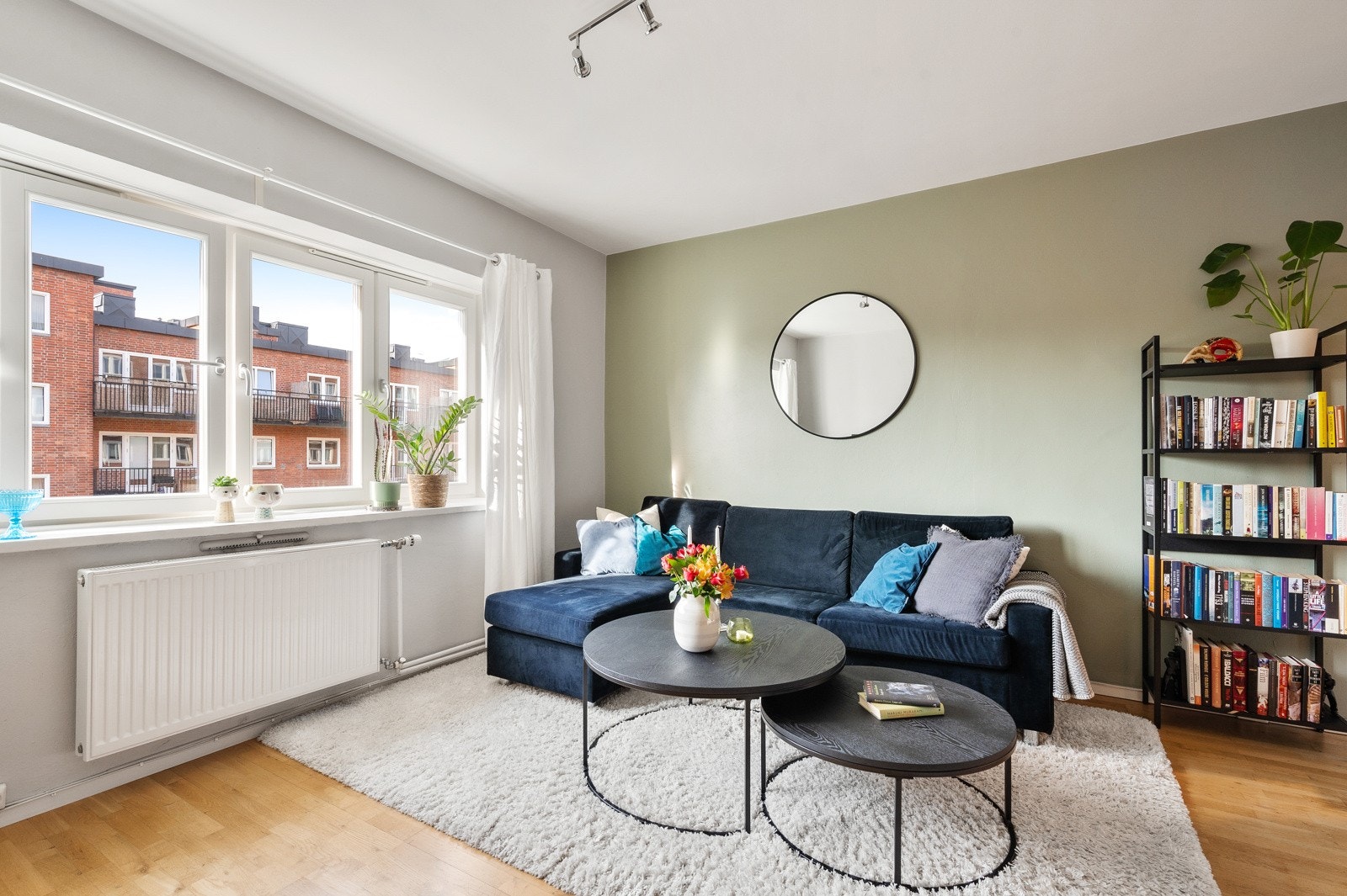 Oppvarming via radiatorer. Fyring og varmtvann dekkes av felleskostnadene. Galleribilde