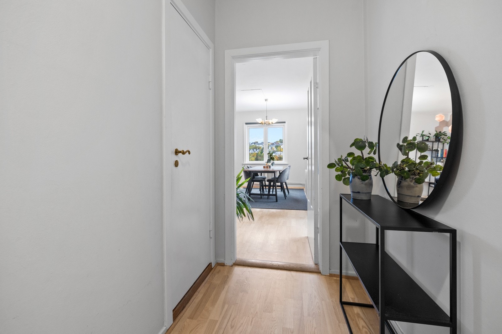 På gulvet er det parkett og veggene er slette, malt i en dus gråfarge Galleribilde