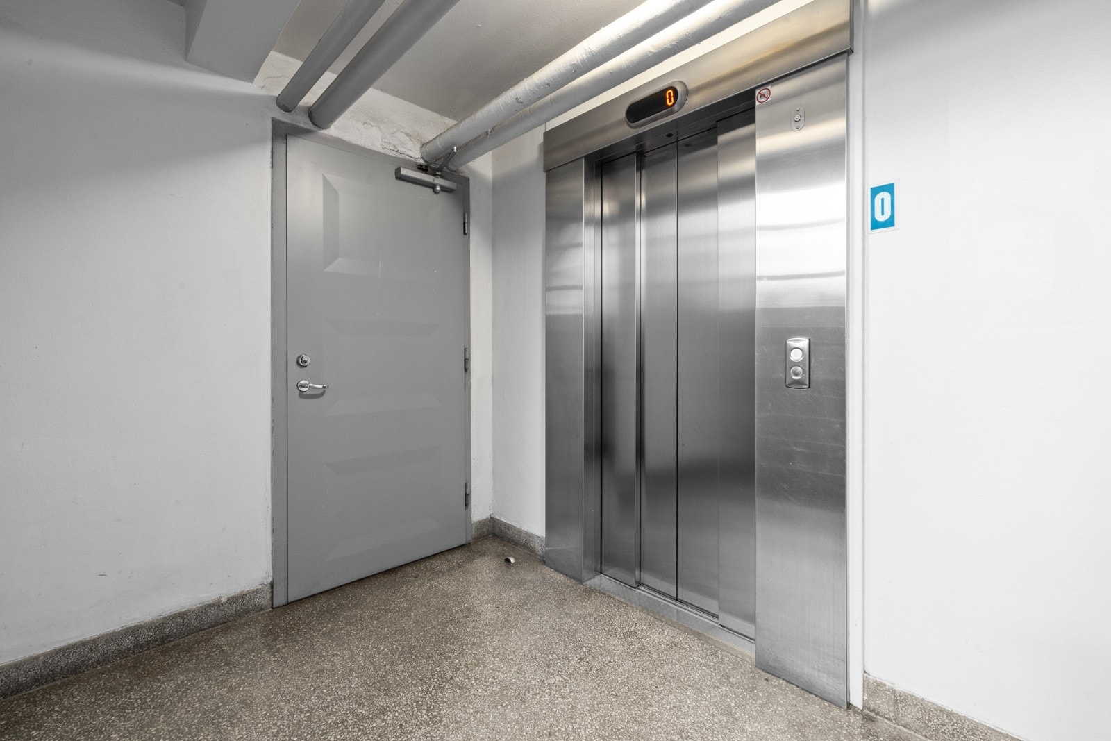 Leiligheten ligger i niende etasje med adkomst til etasjeplan via heis i felles trapperom Galleribilde
