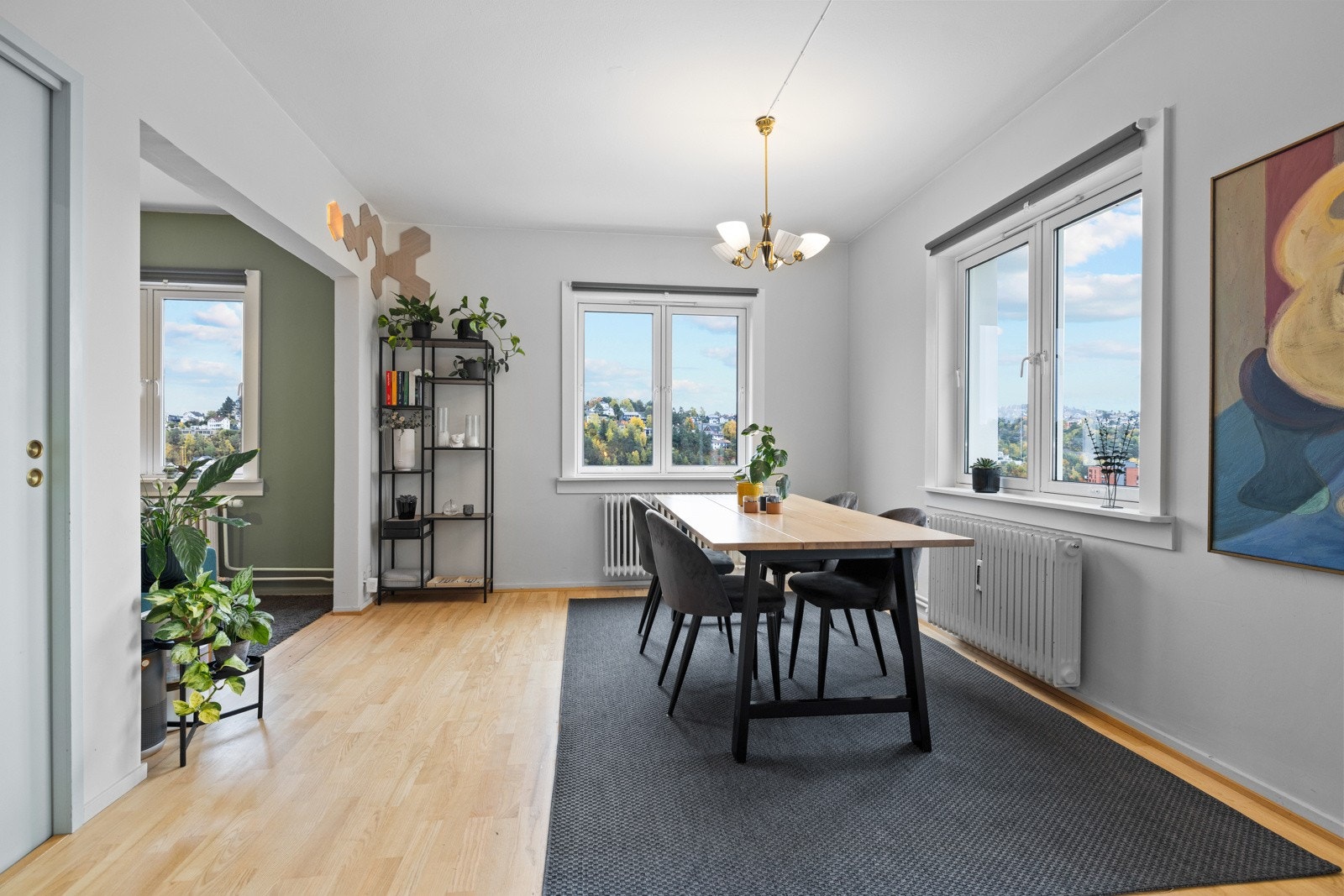 Plasseringen gir flott utsikt via vinduer på to sider Galleribilde