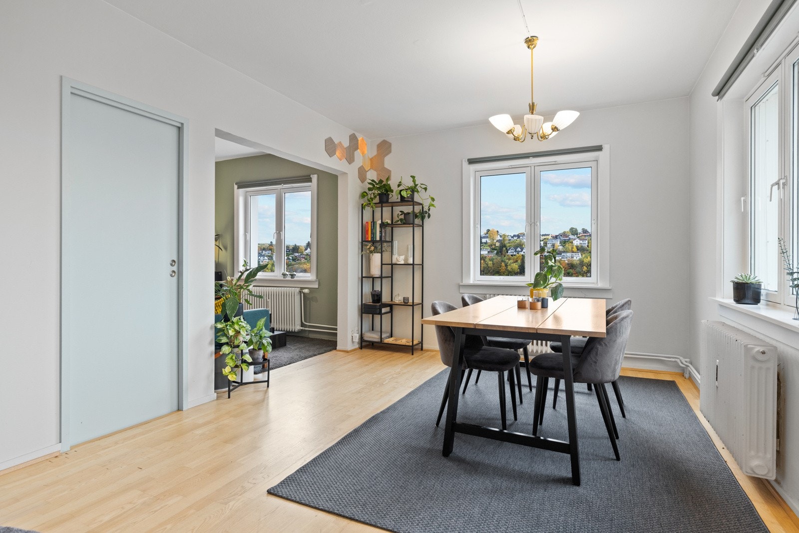 Her er det god plass til spisebord for å samle familie og venner! Galleribilde