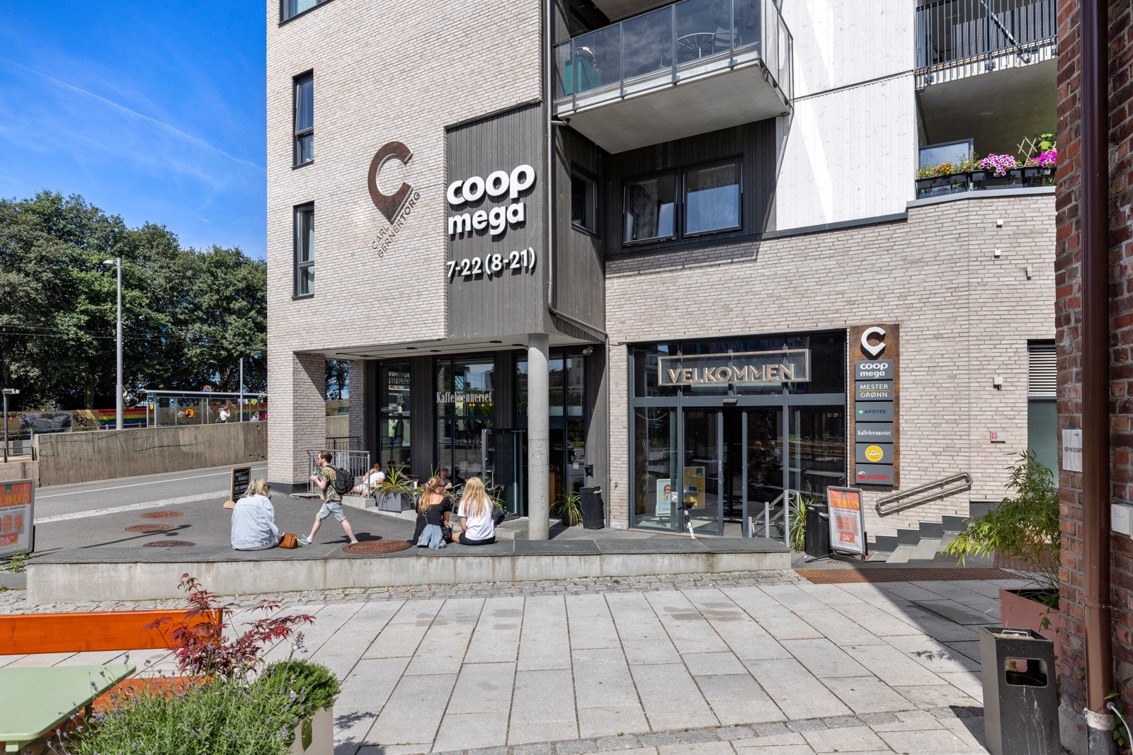 Gangavstand til nyåpnede Carl Berner Torg med apotek, Coop Mega, Kaffebrenneriet, blomsterbutikk etc Galleribilde