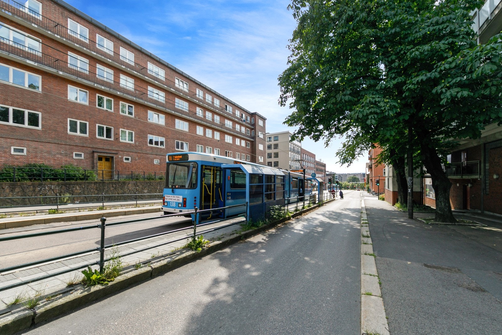 Kun 2 min. gange til Rosenhoff buss- og trikkestopp, og 6 min. gange til Carl Berner T og Sinsen T Galleribilde