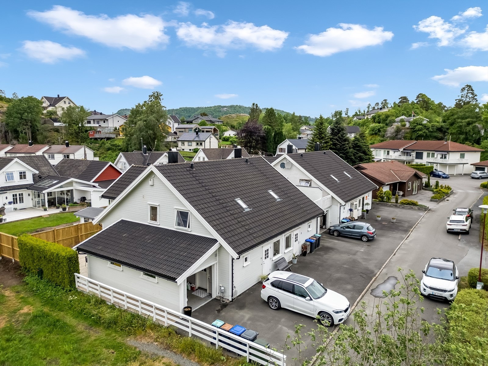 Asfaltert uteområde i front for parkering. Galleribilde