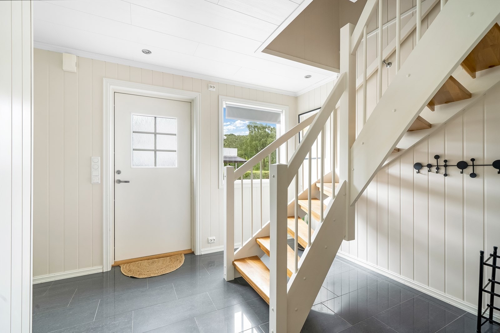 God plass til avkledningsplass i hallen. Galleribilde