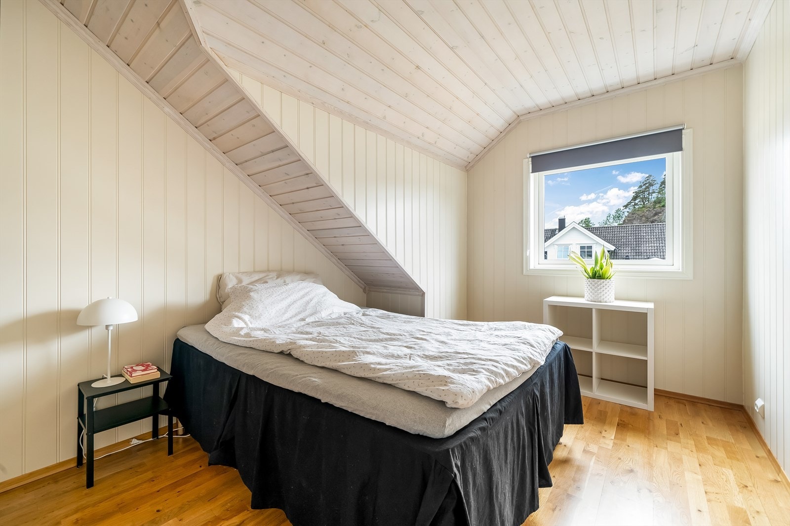 Alle soverommene er gode i størrelse. Soverom 2 av 3. Galleribilde