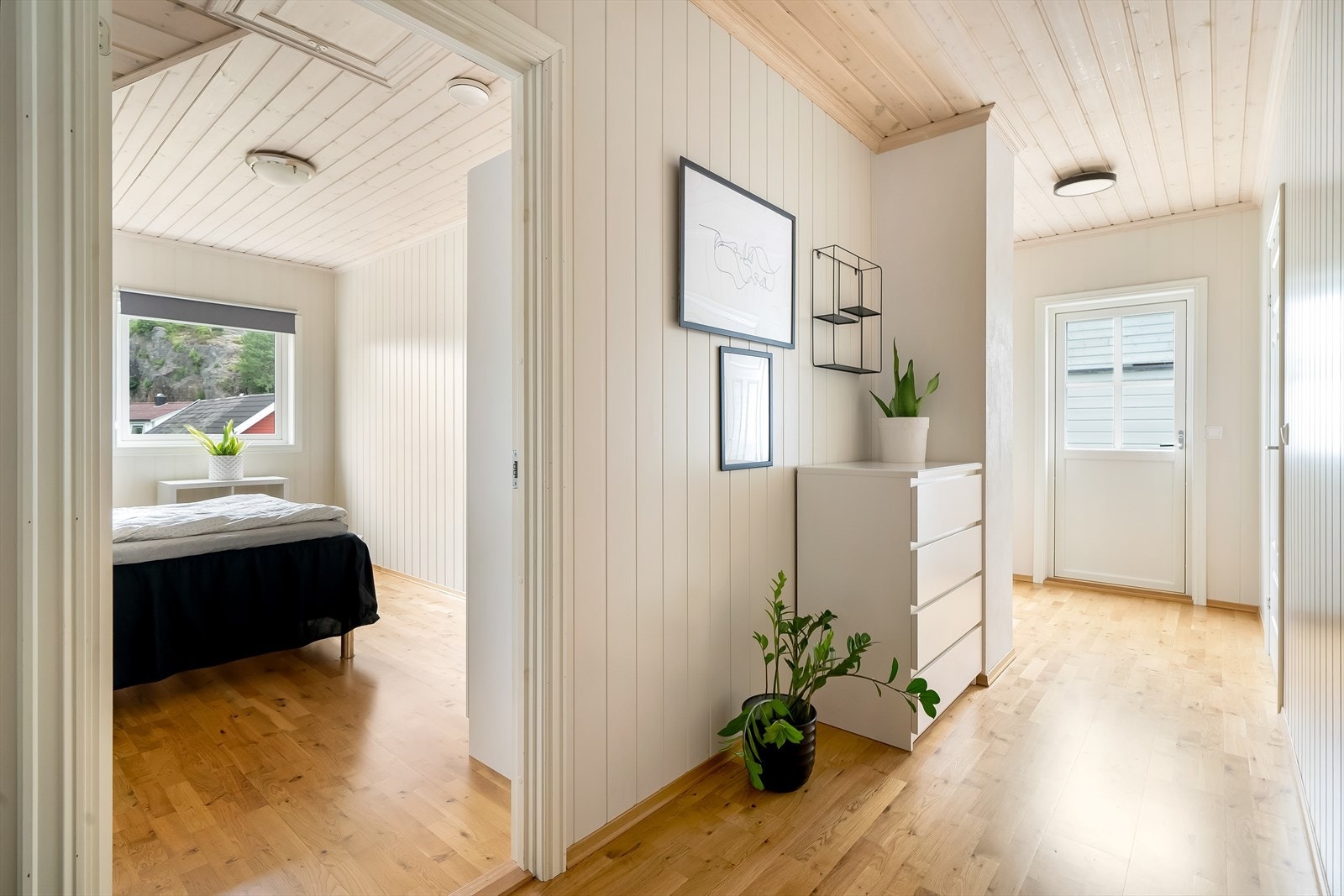 Mellomgang i 2. etasje fører inn til boligens 3 soverom, bad og ut til en solrik terrasse. Galleribilde