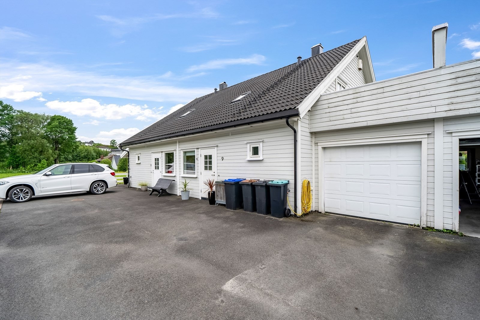God med parkeringsplass i front av boligen. Galleribilde