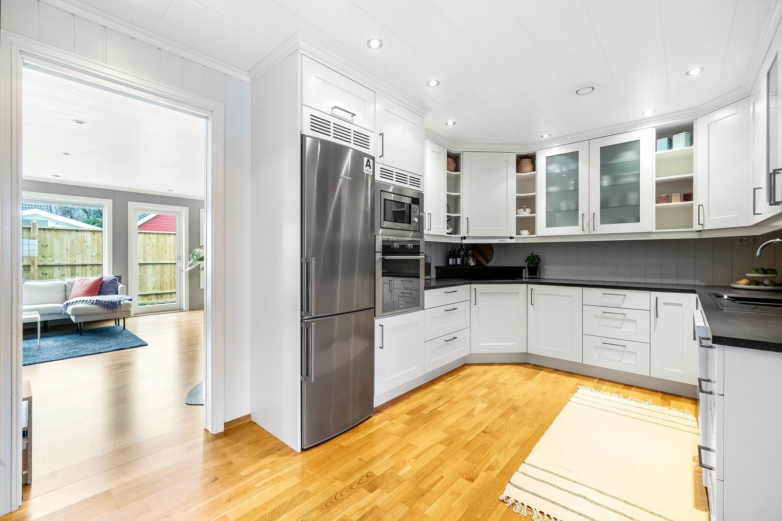 Pent Hamrankjøkken med integrert komfyr, koketopp, ventilator og mikro. Enkeltstående kombiskap og oppvaskmaskin. Hvitevarene medfølger. Meget innholdsrikt med mye skap- og benkeplass. Galleribilde