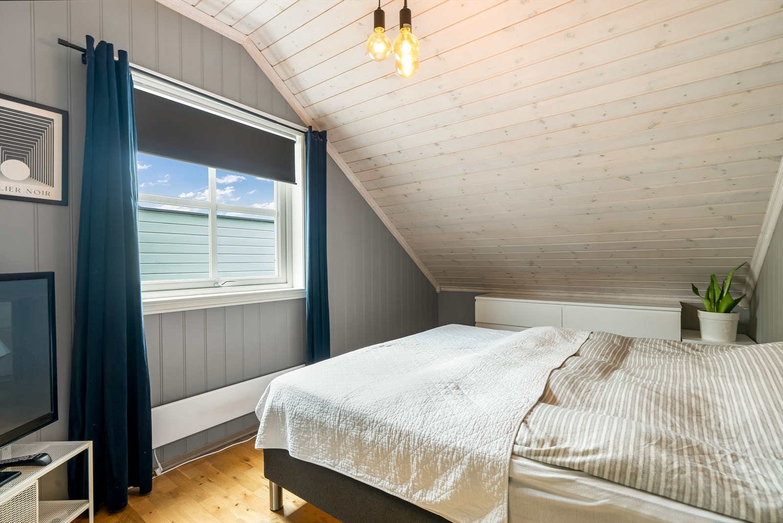 Pent innredet hovedsoverom - soverom 1 av 3. Galleribilde