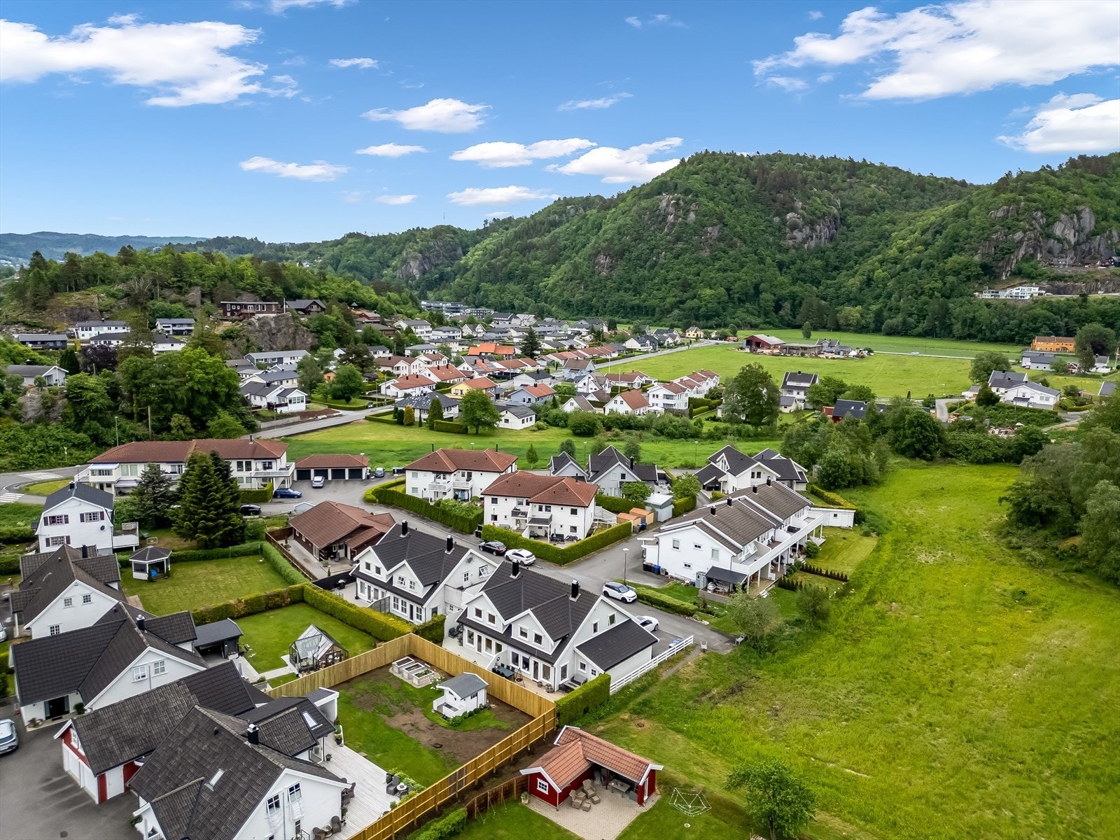 Boligen ligger i et veletablert felt med kort avstand til byens fasiliteter. Galleribilde