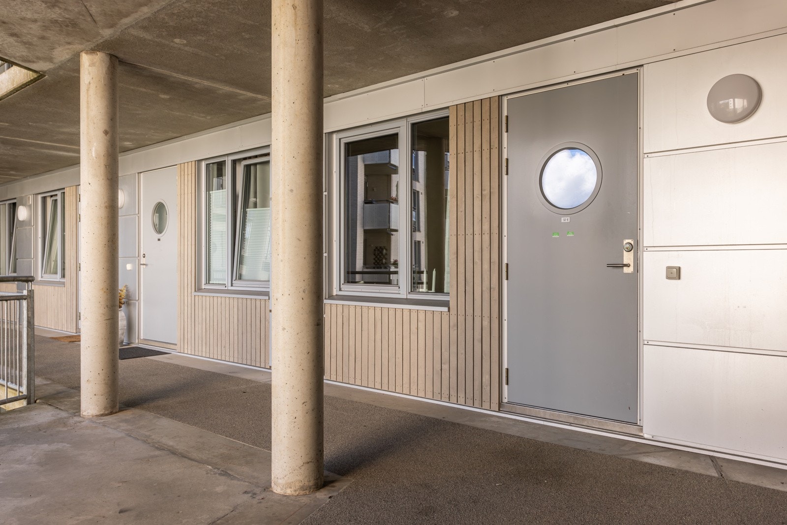 En hyggelig overbygget svalgang tar deg videre bort til inngangsdøren til leiligheten. Galleribilde