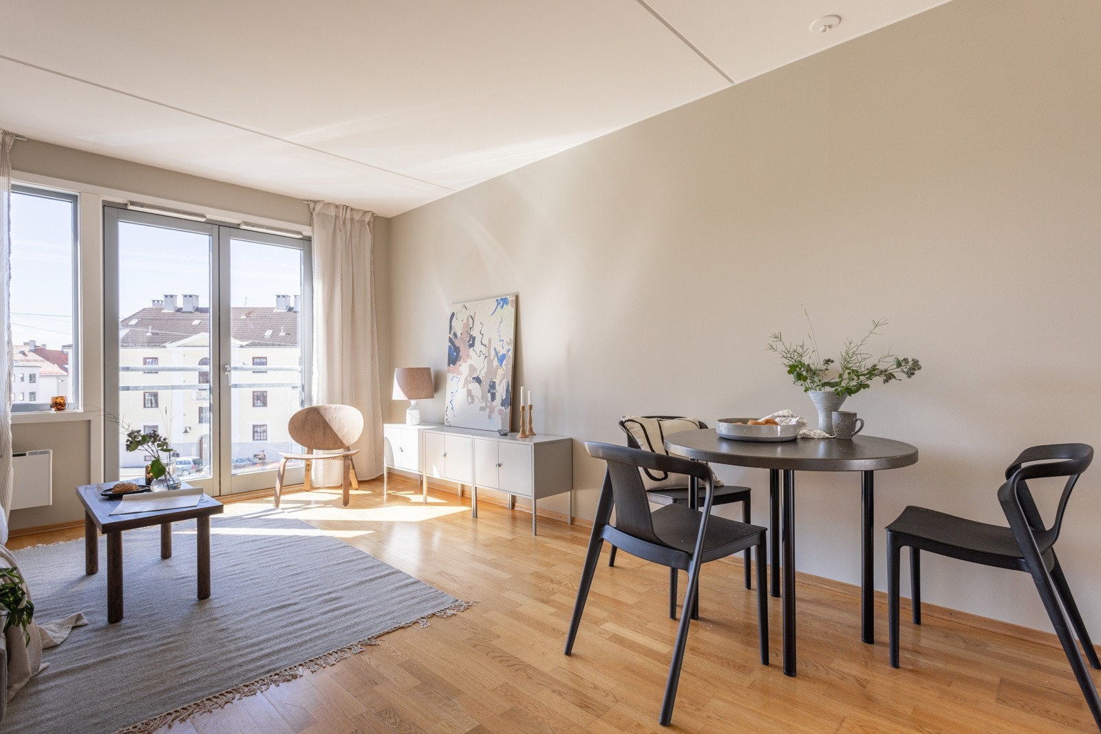 Stuen er det naturlige oppholdsrommet i leiligheten, og er et lyst, fint og luftig rom. Galleribilde