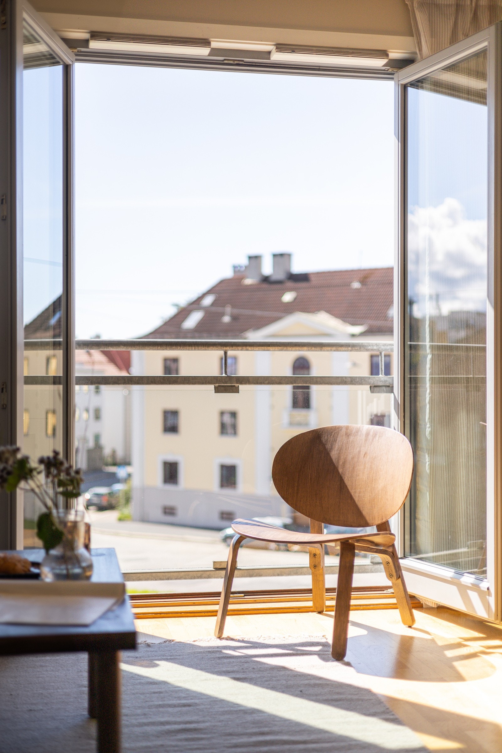 Doble balkongdører som åpner opp til en fransk balkong som gir en luftig romfølelse. Galleribilde