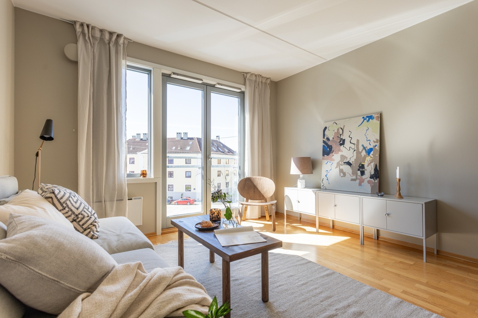 De store vindusflatene slipper inn rikelig med naturlig lys. Galleribilde