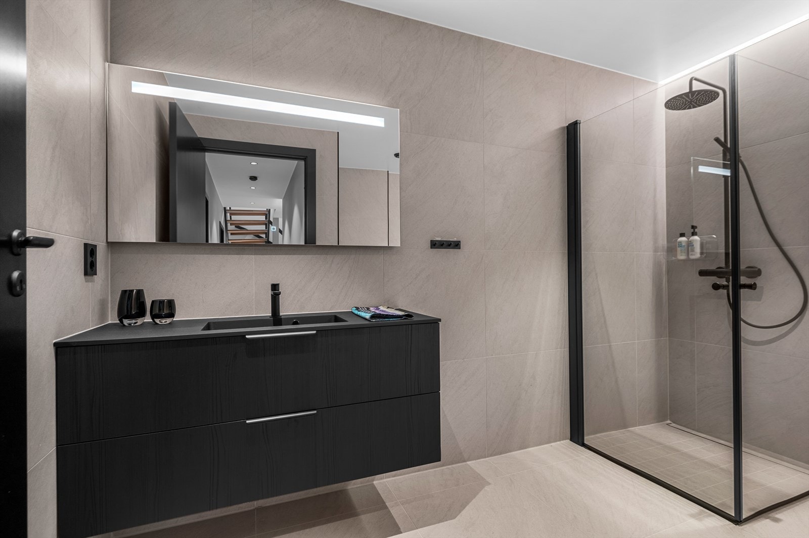 Elegant flislagt bad på 8m². Alle badene er innredet med Cæsar serien fra Fagflis. Galleribilde