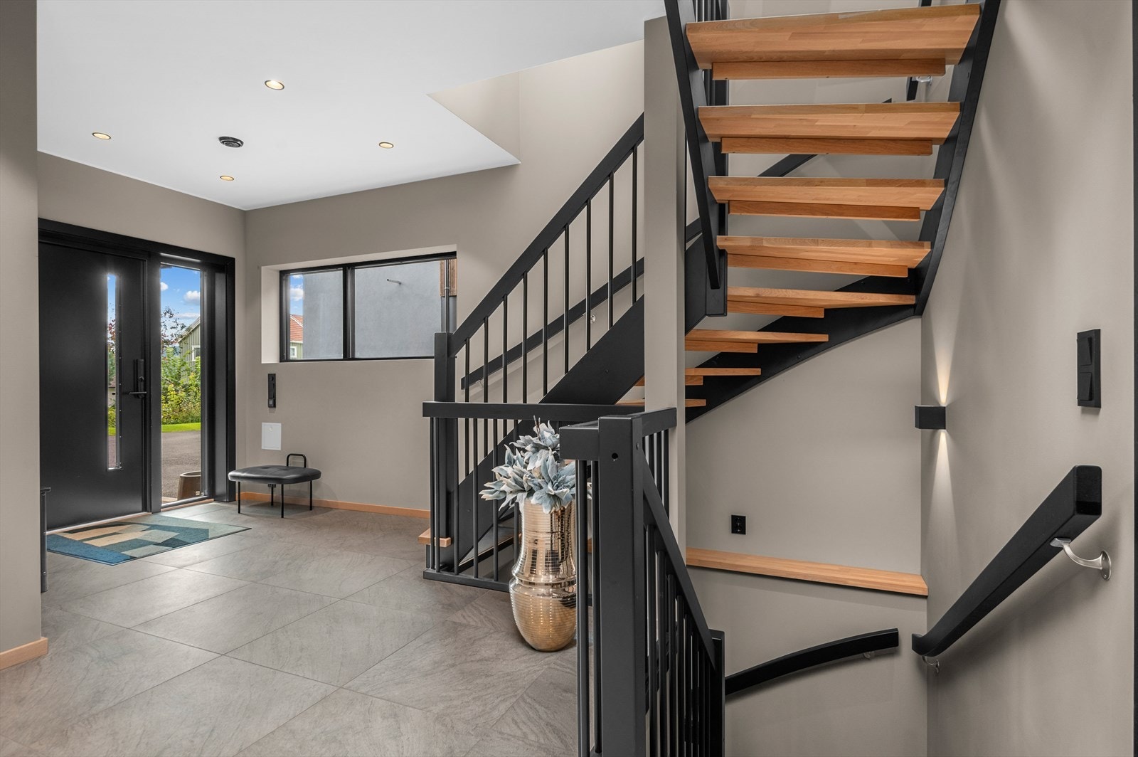 Fra entreen har du direkte utgang til garasjen og vaskerommet Galleribilde