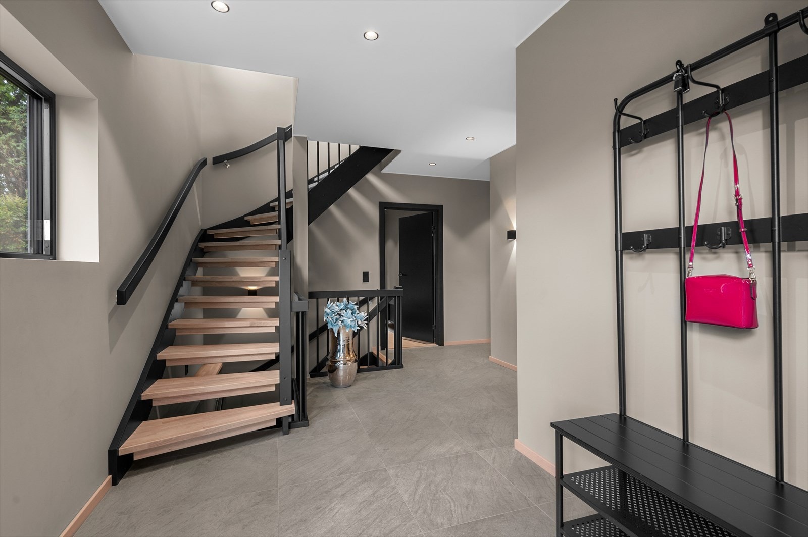 Entreen er på 21m² med flislagt gulv med gulvvarme. Entreen ligger i tilknytning til tv-stue, 2 soverom, et vaskerom og bad. Galleribilde