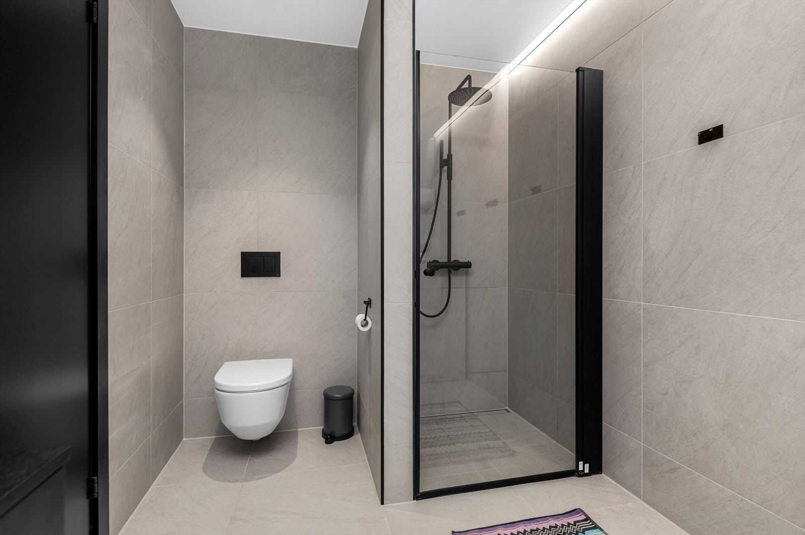 Badet er innredet med dusjnisje med glass, veggmontert toalett og servantskap i laminert glatt utførelse, trykklaminert benkeplate med underlimt servant og 1-greps blandebatteri. Videre er det speil med integrert lys over servant og opplegg for badekar Galleribilde