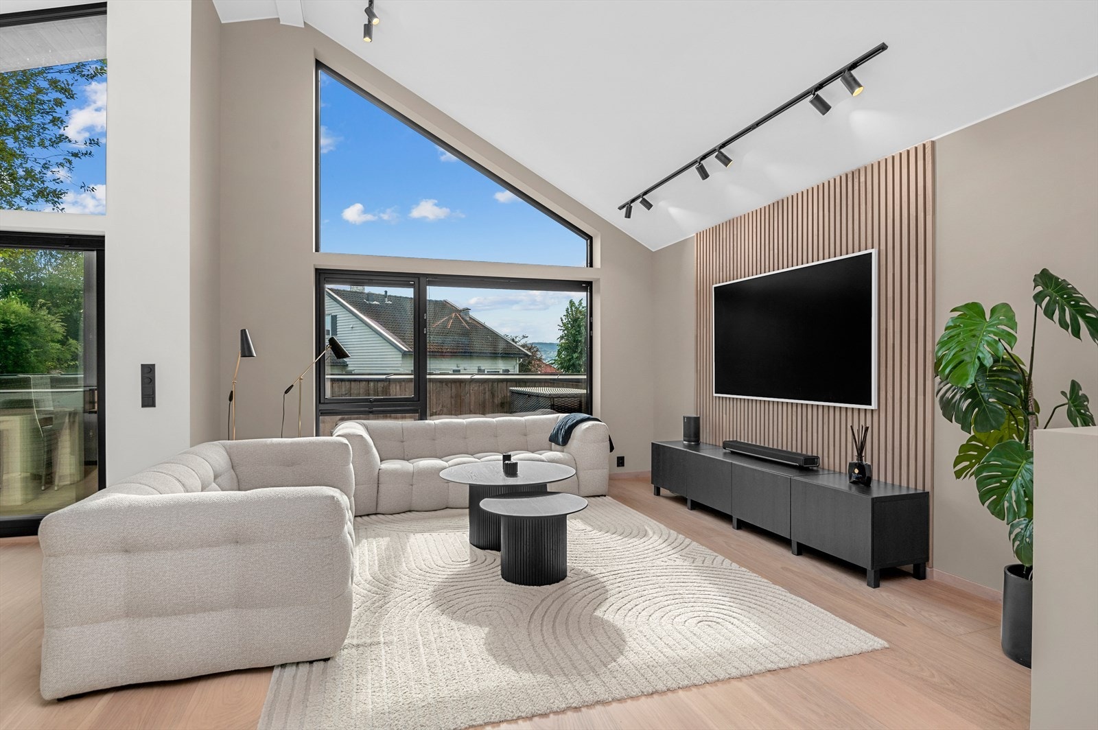 Boligen har en delikat utforming og flott tomt. Gode uteplasser, store vindusposter, pent grøntareal og kjærkommen garasje Galleribilde