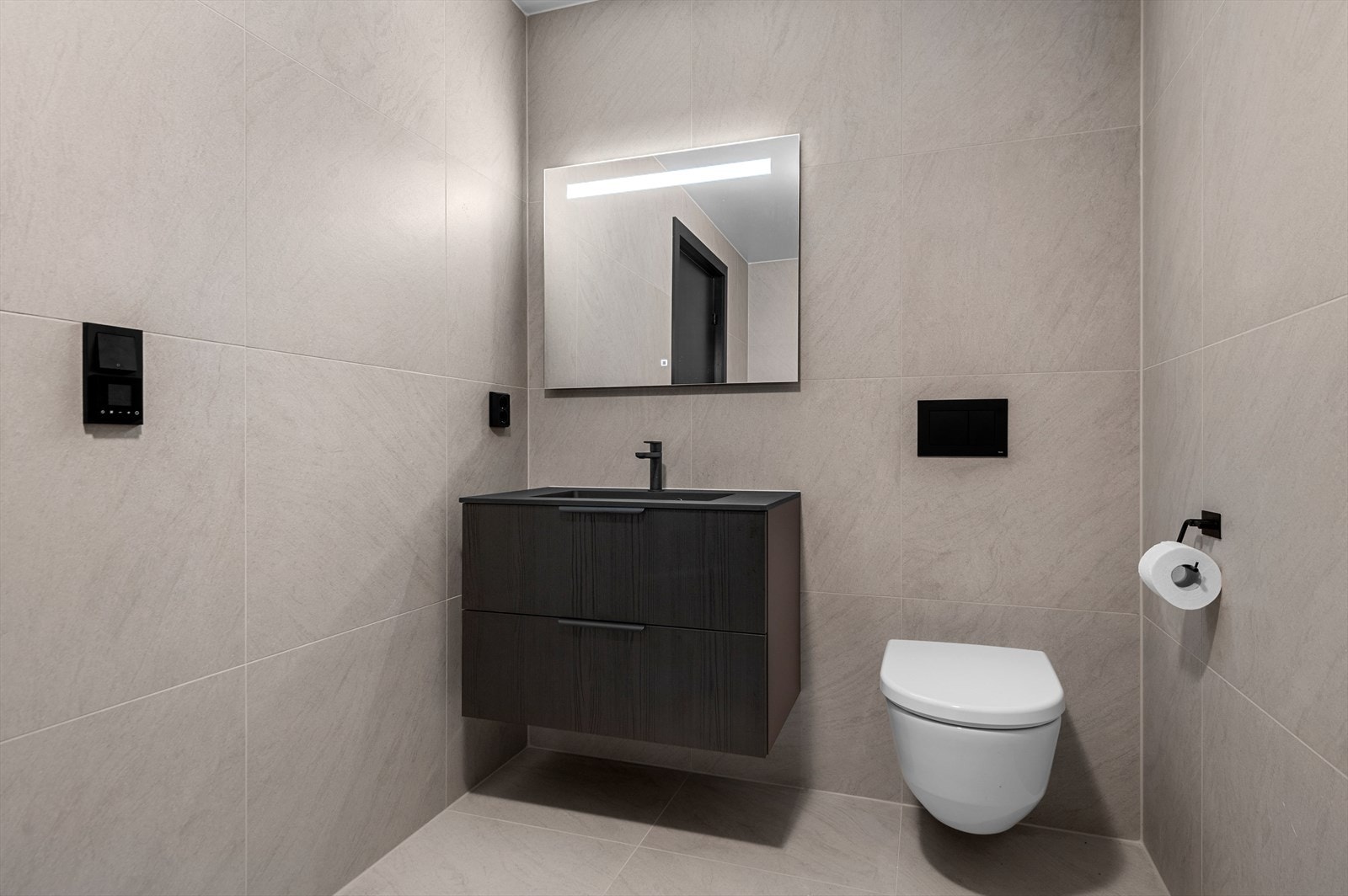 Lekkert og moderne flislagt bad på 5,5m² med behagelig gulvvarme Galleribilde