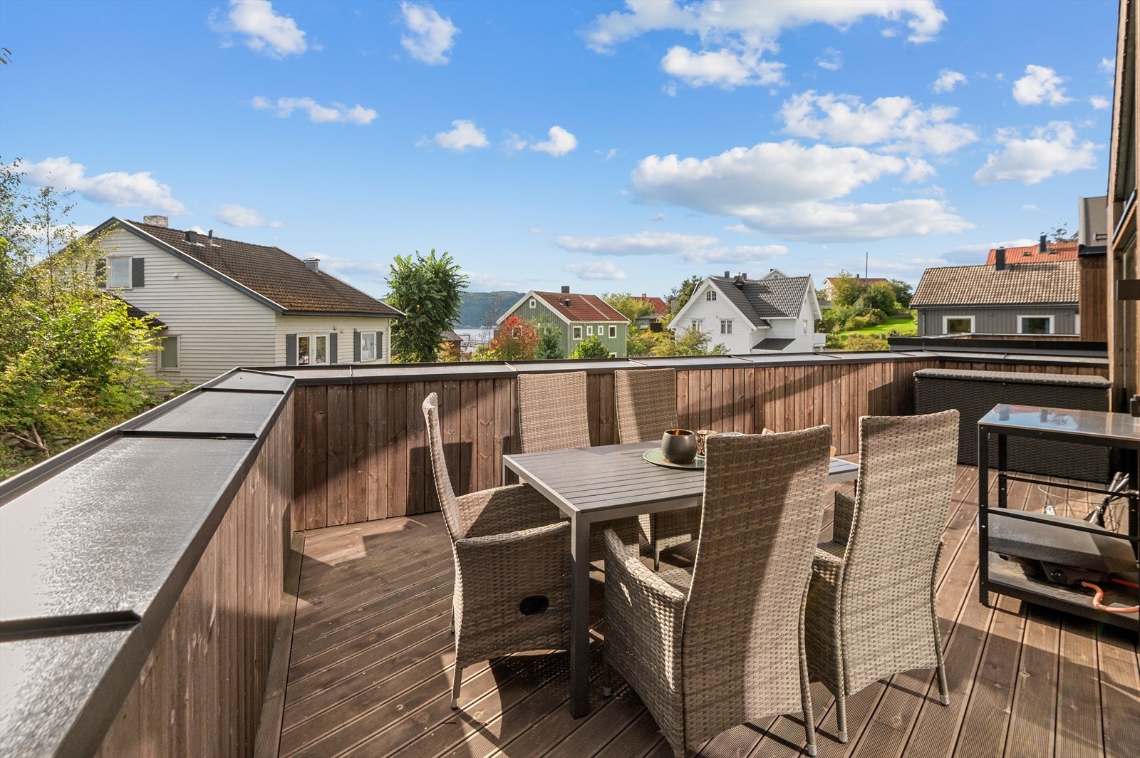 Her får du Royal grå terrassebord på terrassen og terrassetrappen. I tillegg er alt av utvendig belysning levert fra Nor-Design og utvendig trapp og støtteblokker levert i granitt Galleribilde