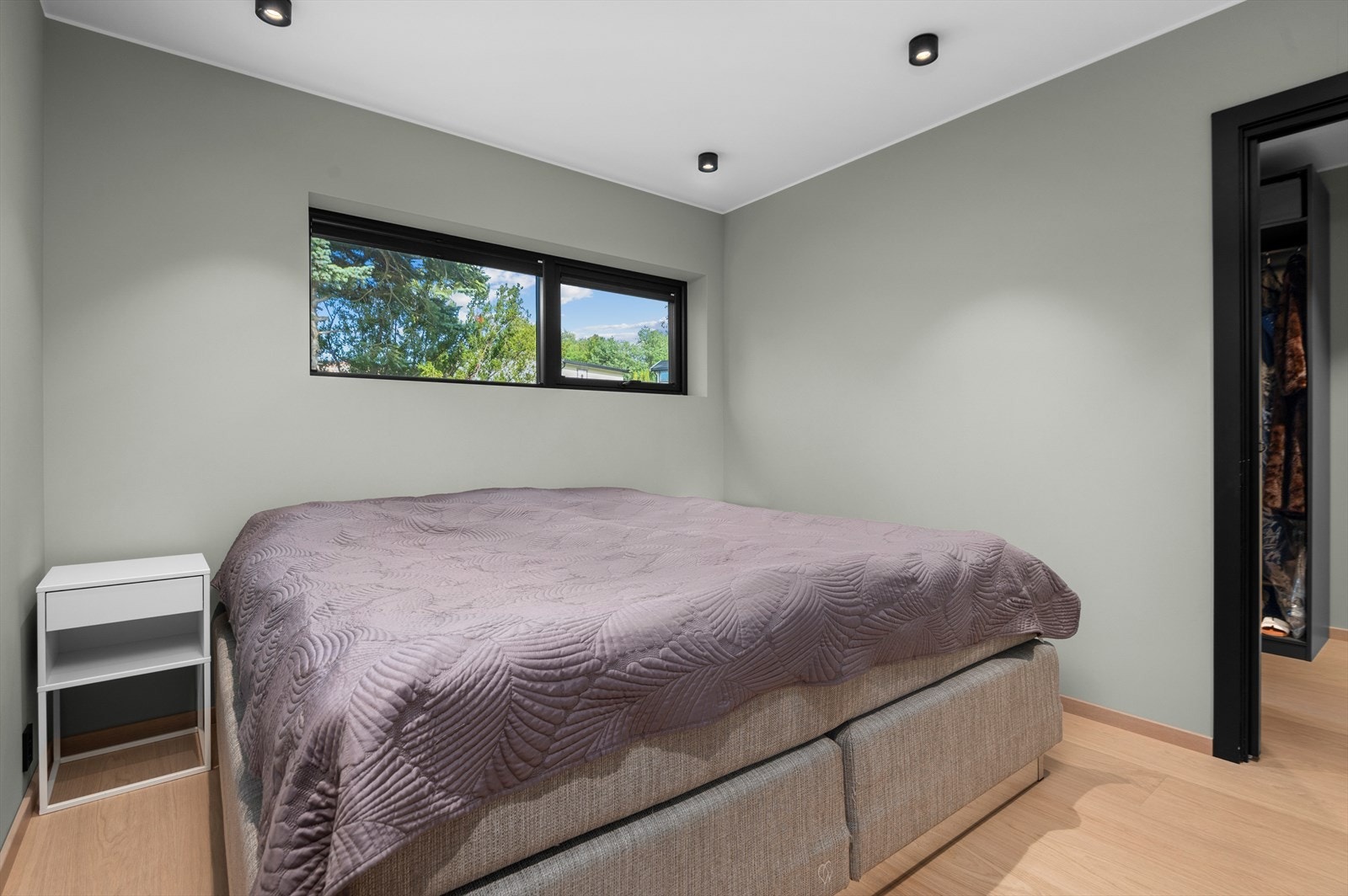 Masteravdelingen har et soverom på 10,5m² og byr på et eget bad og walk-in closet Galleribilde