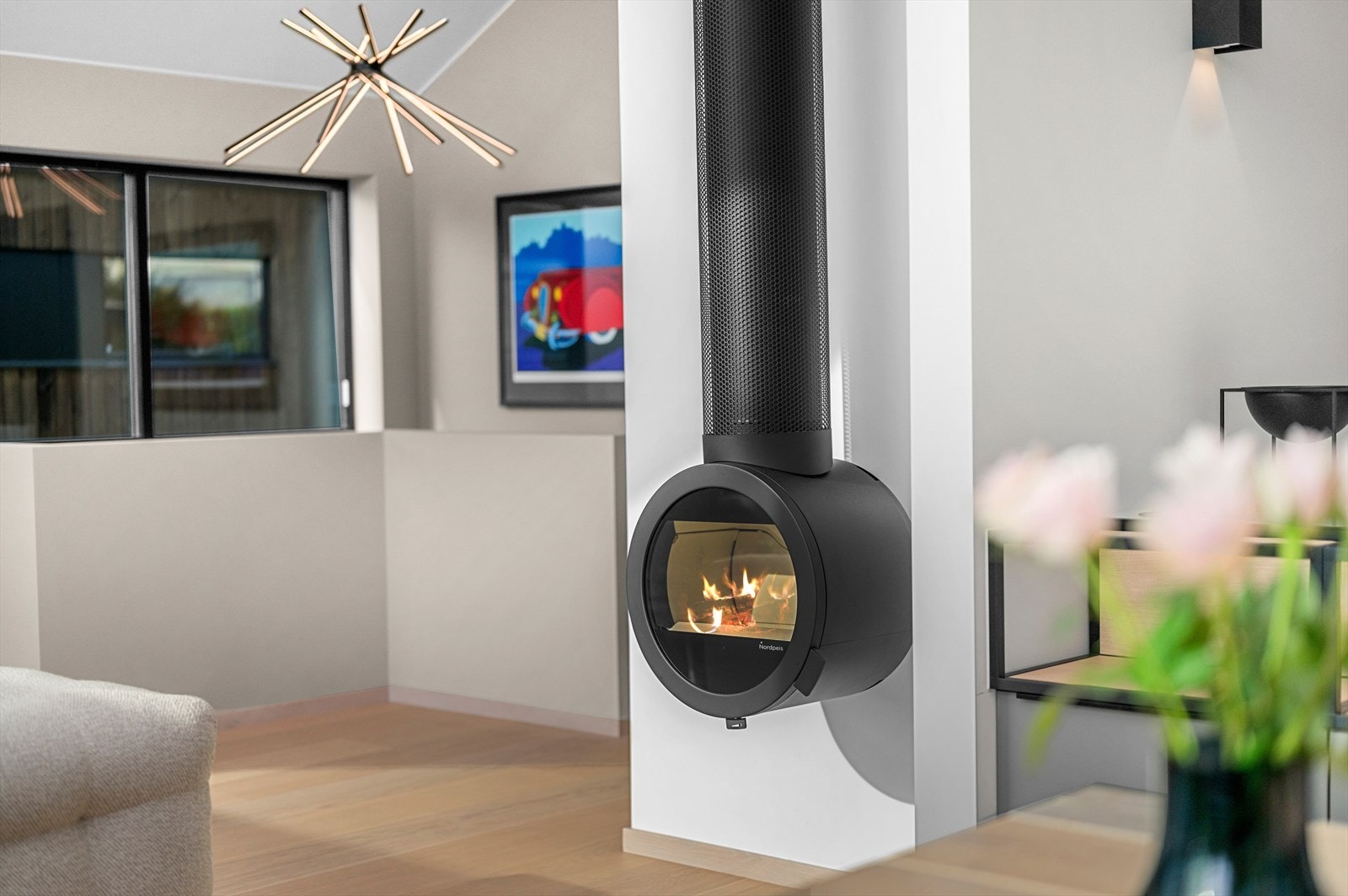 Den elegante peisen gir et løft til boligen Galleribilde