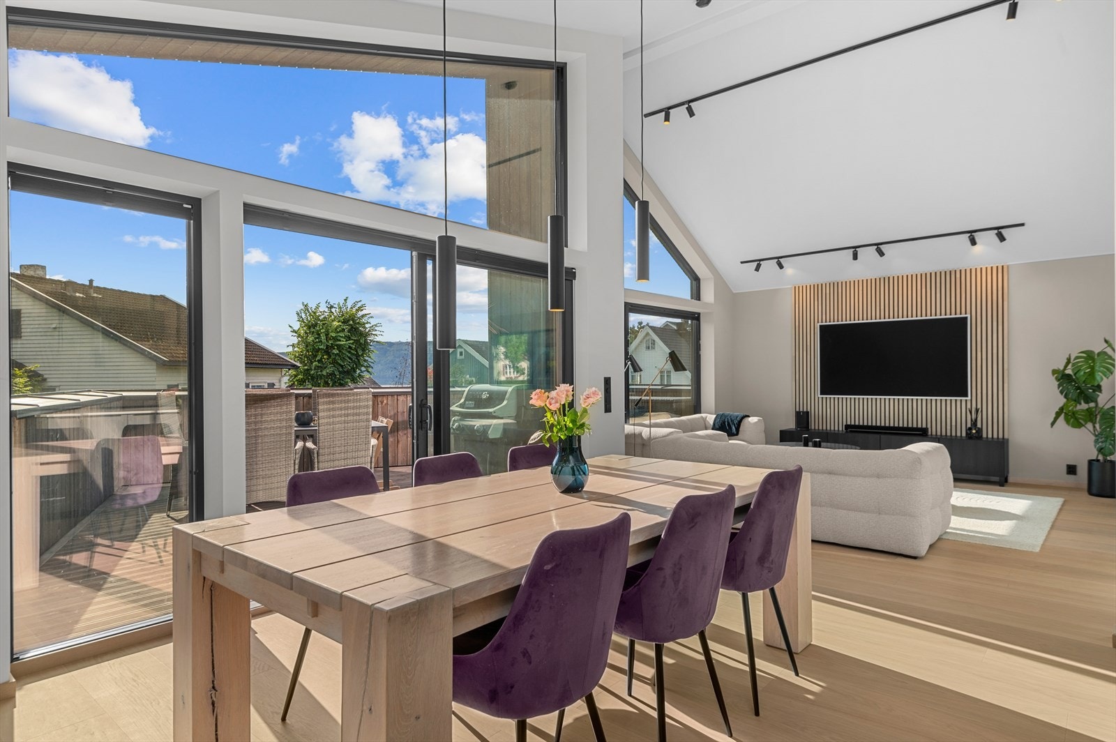 På stuen får du en lekker spilevegg av god kvalitet levert fra Jønland AS Galleribilde