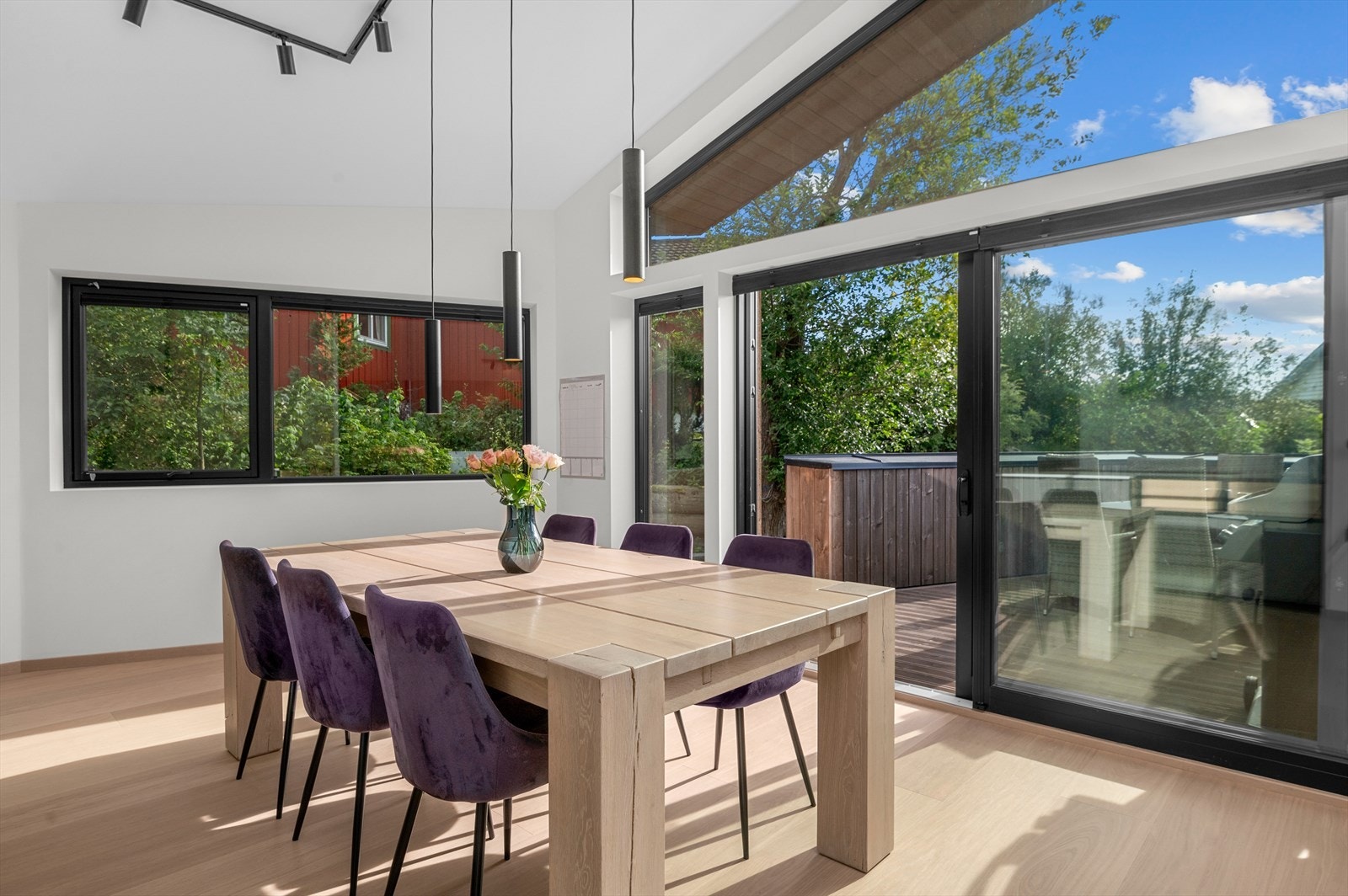 Boligen byr på gjennomgående store vindusflater som gir rikelig med lysinnslipp Galleribilde