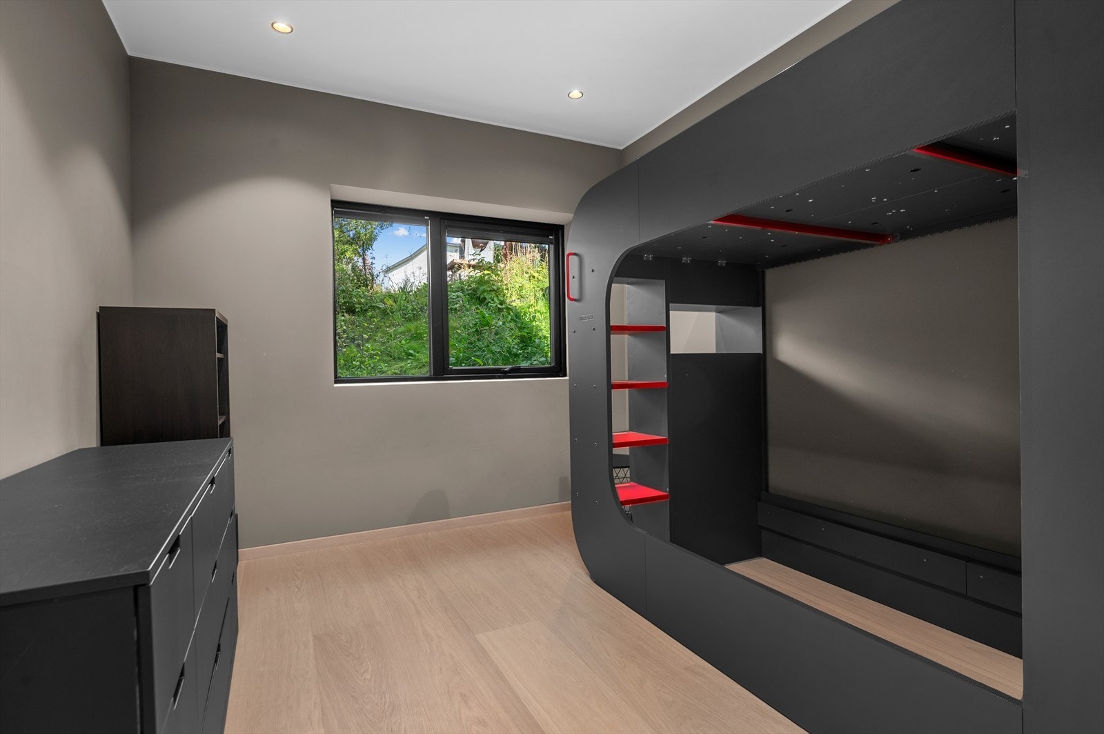 Det andre soverommet er på 10m² og er av god størrelse for ønsket møblering Galleribilde