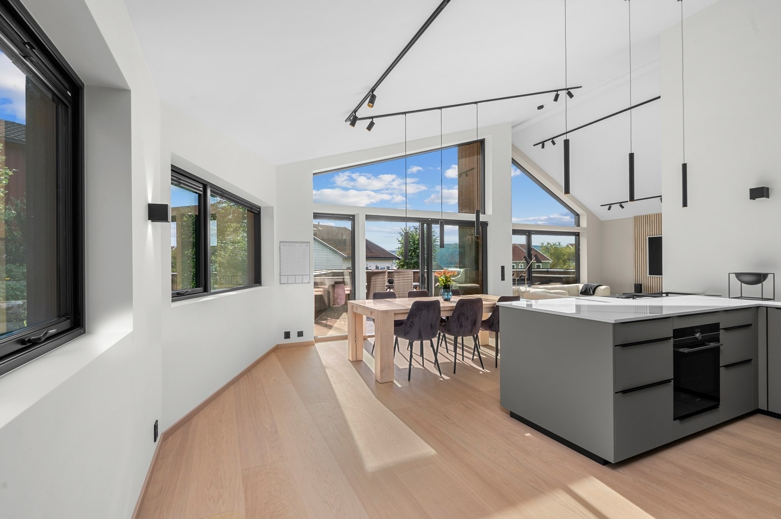 Begge kjøkkeninnredninger er levert av Mobalpa, med Siemens hvitevarer Galleribilde