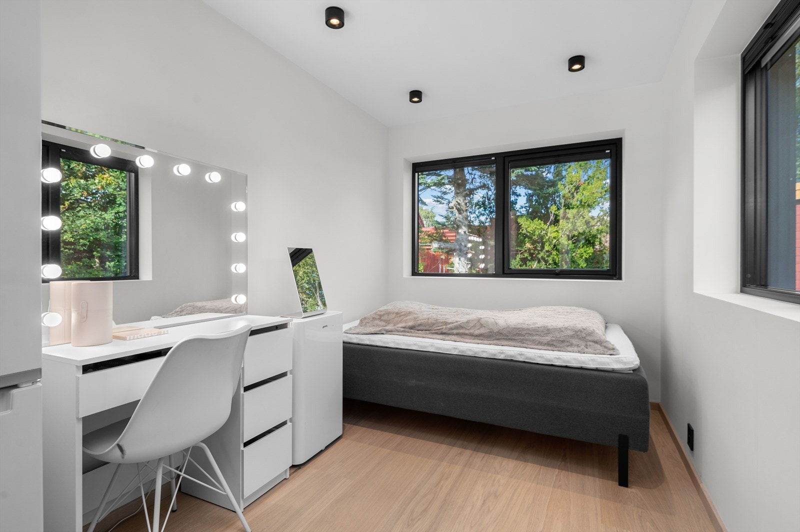 Kontor/soverommet er på 8m² og ligger i tilknytning til kjøkkenet. Rommet har godt med naturlig belysning gjennom vindusflatene Galleribilde